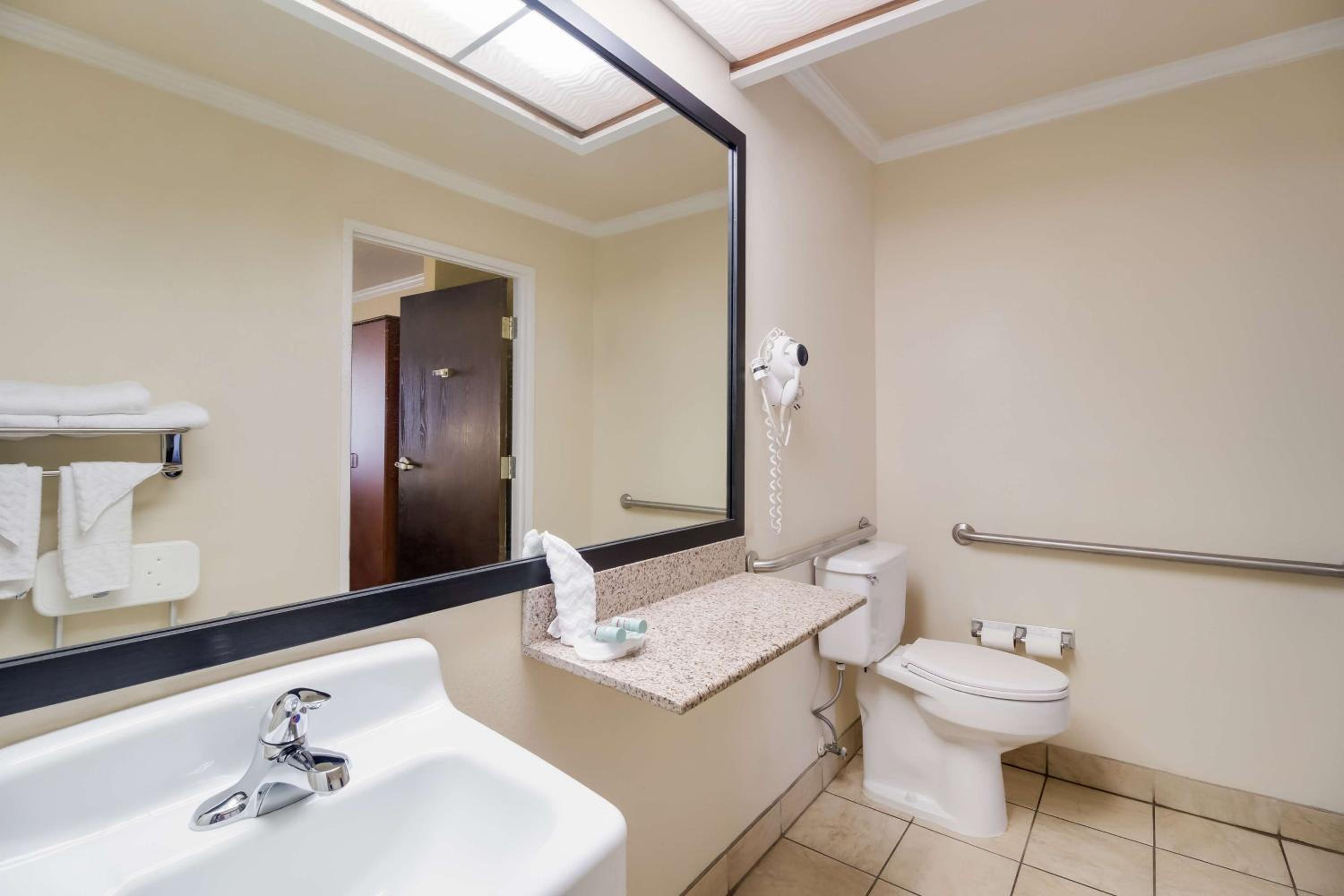 Double Room with Two Double Beds - Disability Access/Roll-In Shower photo 3
