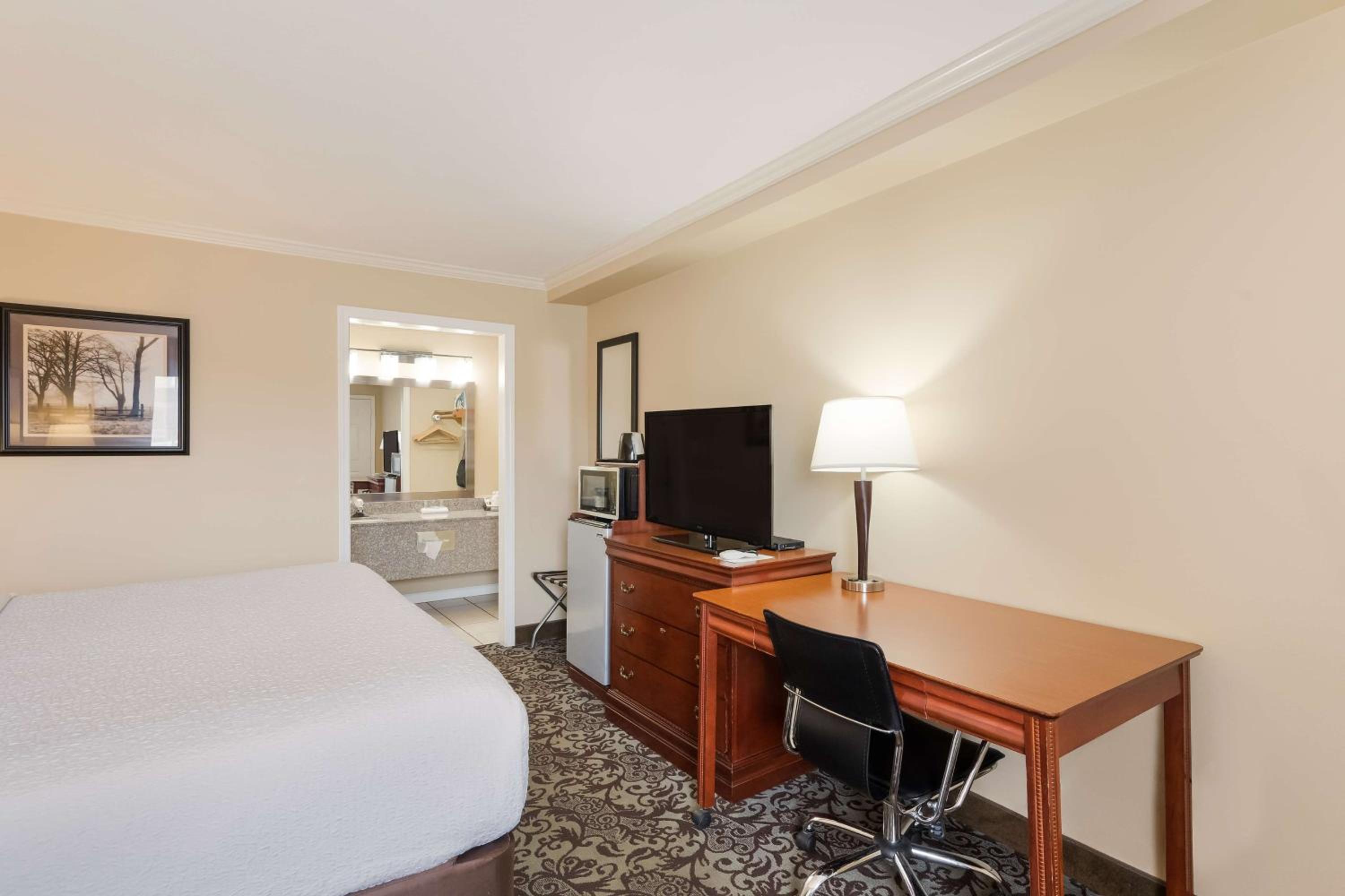 King Room - Non-Smoking - Photo 2