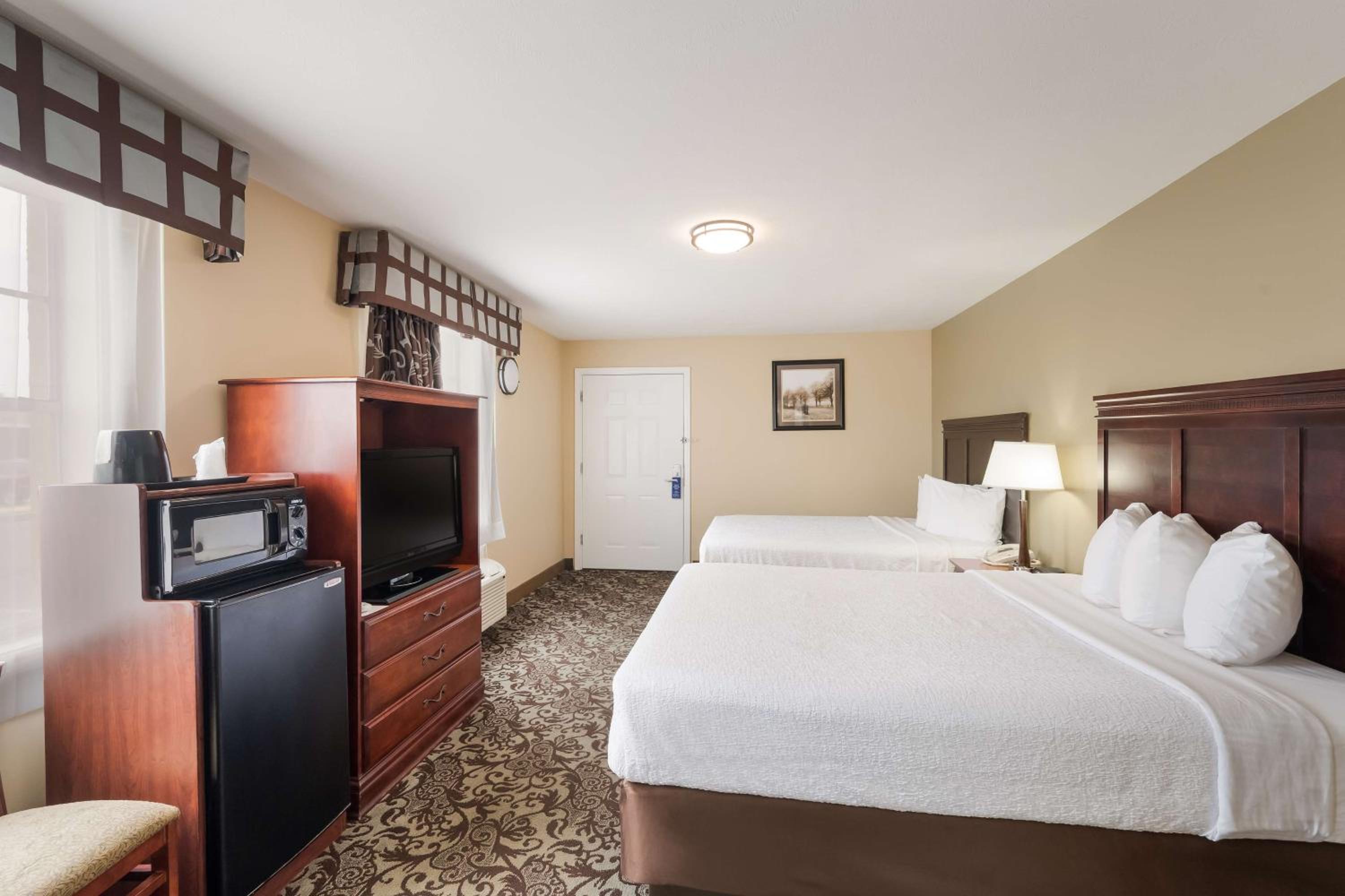 Queen Room with Two Queen Beds and Bath Tub - Disability Access/Non-Smoking  - Photo 2