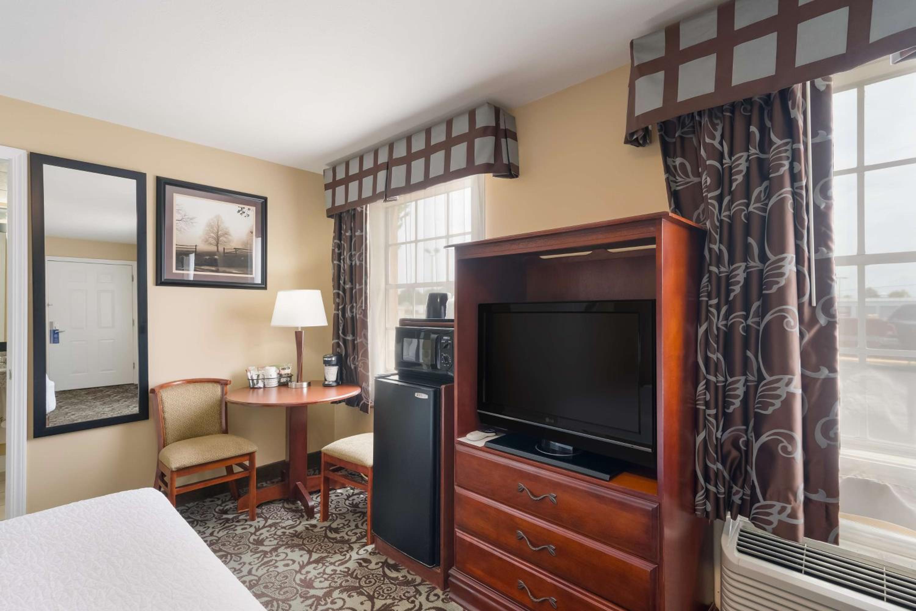 Queen Room with Two Queen Beds and Bath Tub - Disability Access/Non-Smoking  - Photo 3