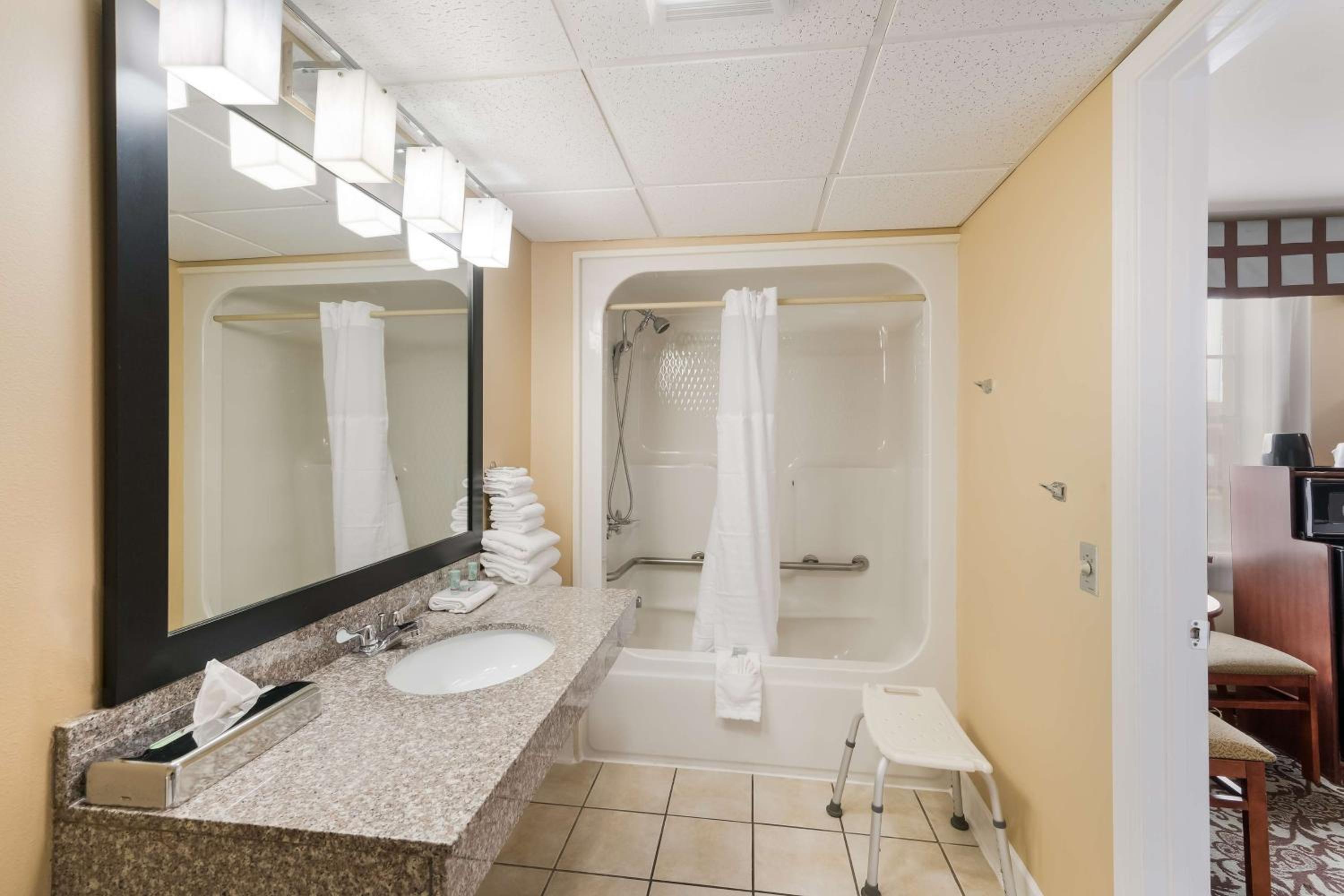 Queen Room with Two Queen Beds and Bath Tub - Disability Access/Non-Smoking  - Photo 4
