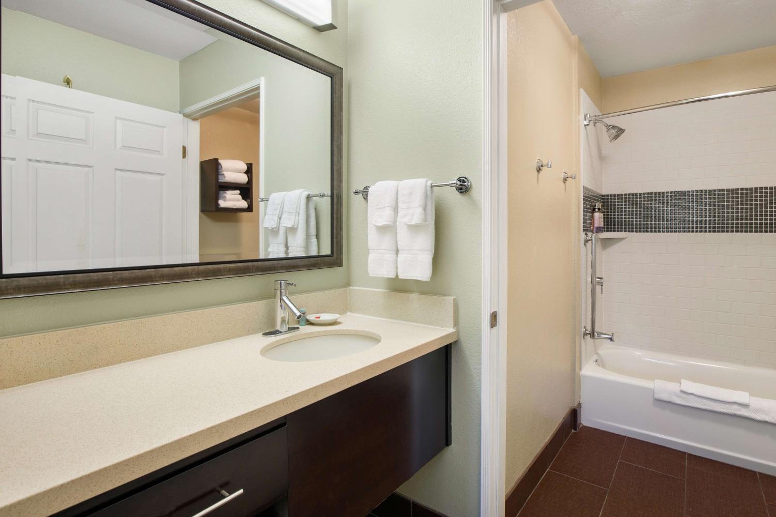 One-Bedroom Suite with Two Double Beds - Photo 2