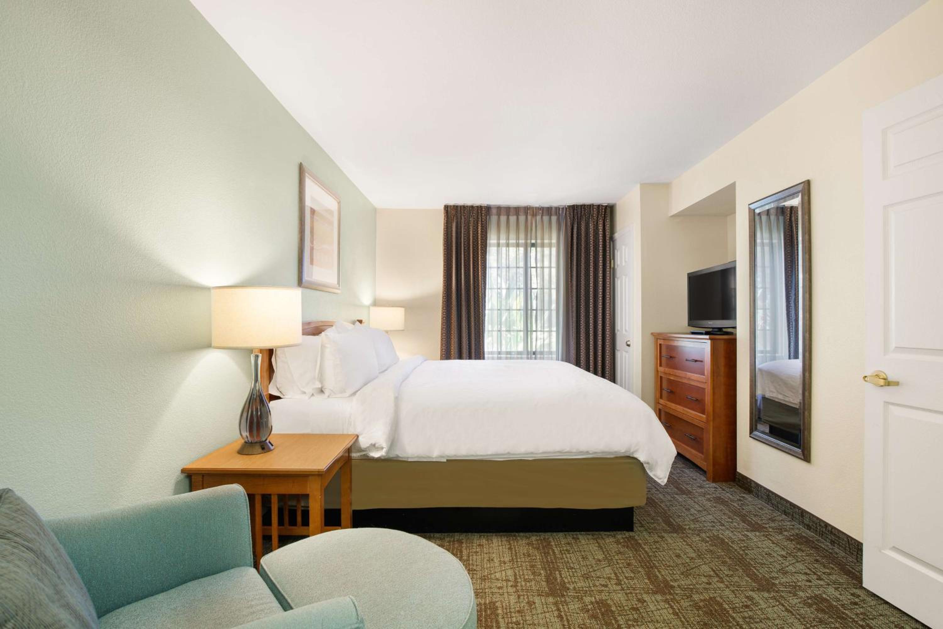 One-Bedroom King Suite - Photo 4