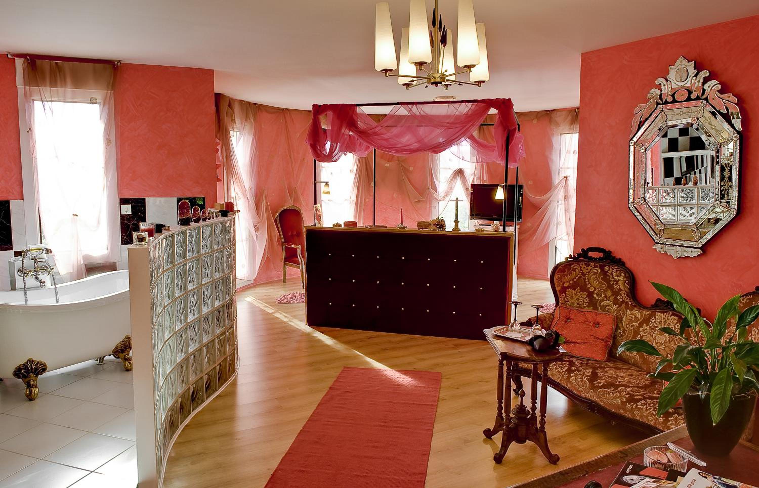 Deluxe Queen Suite photo 3