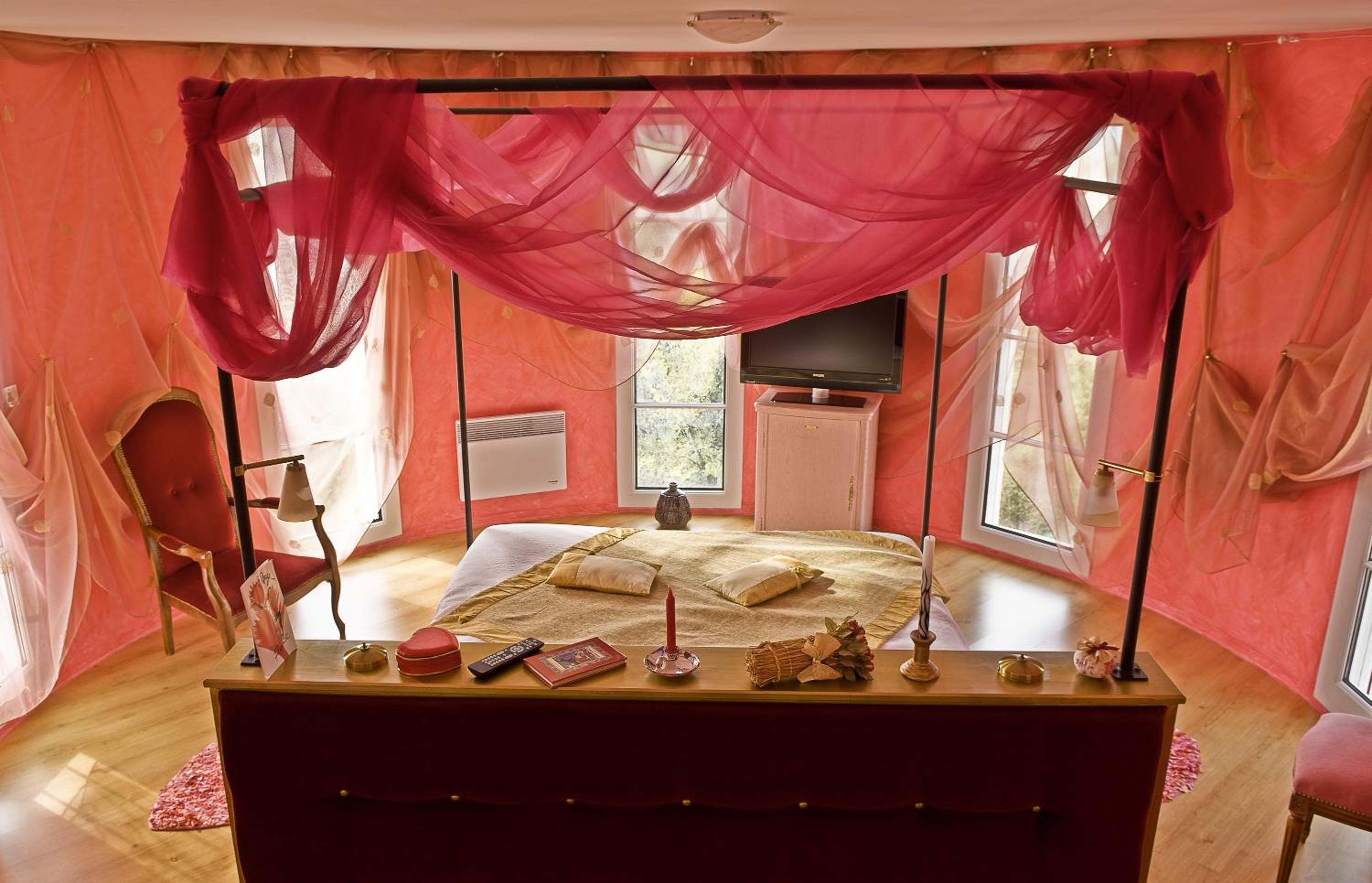 Deluxe Queen Suite photo 1