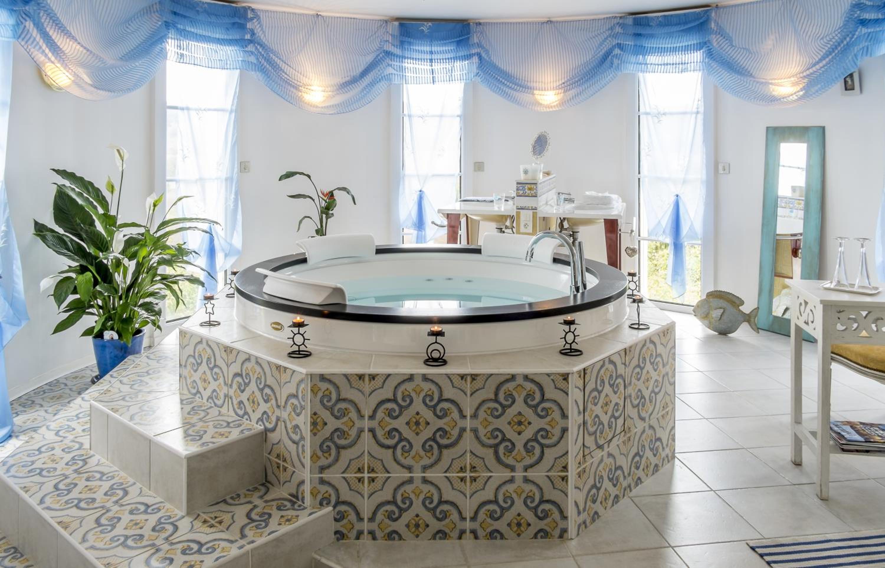 Queen Suite with Spa Bath photo 3