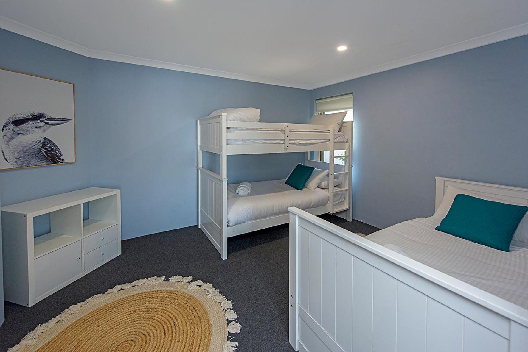 Five-Bedroom House photo 1