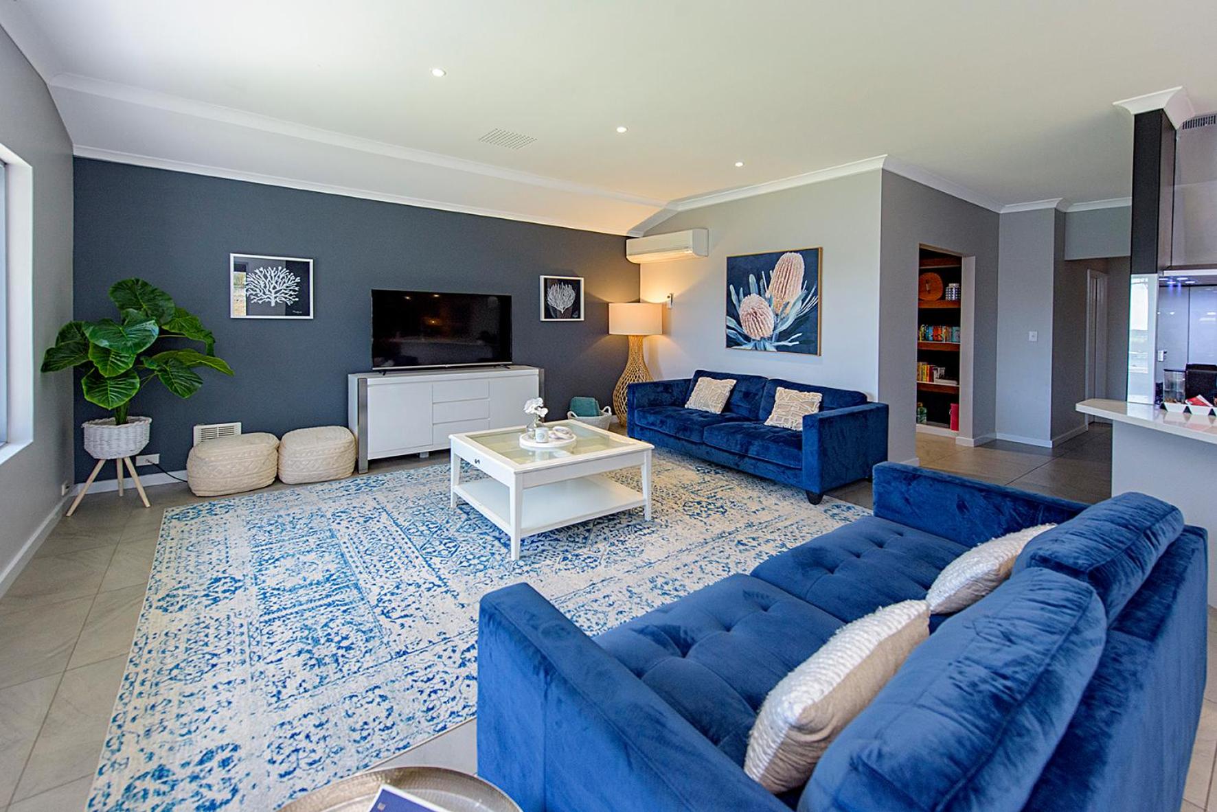 Five-Bedroom House photo 3