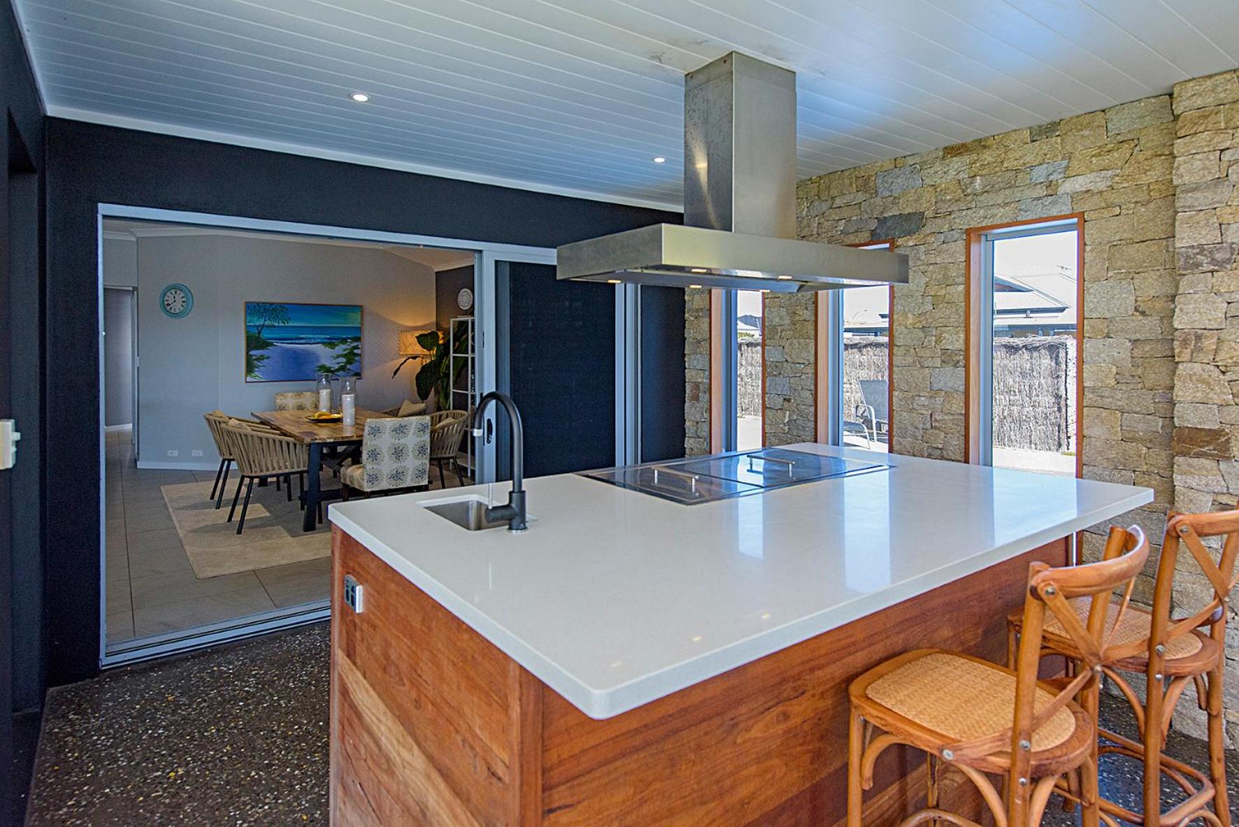 Five-Bedroom House photo 2