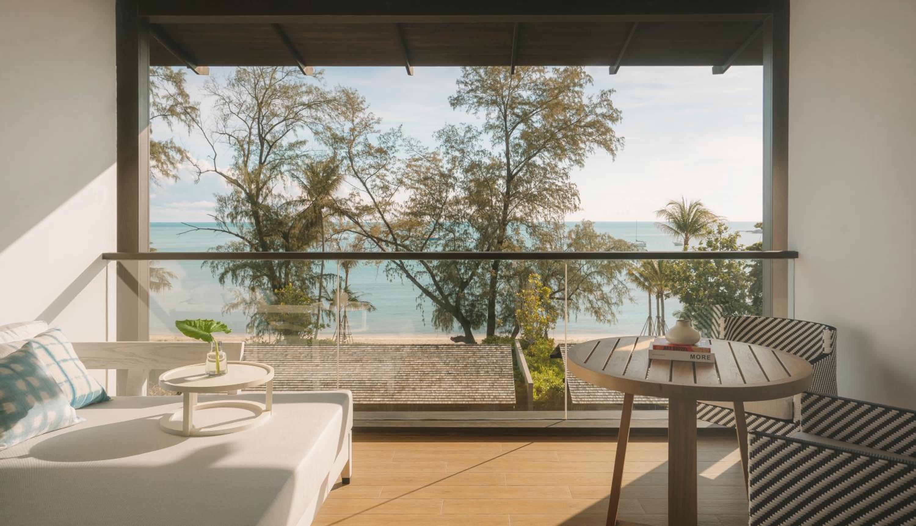 Essential King Room with Sea View - Photo 8