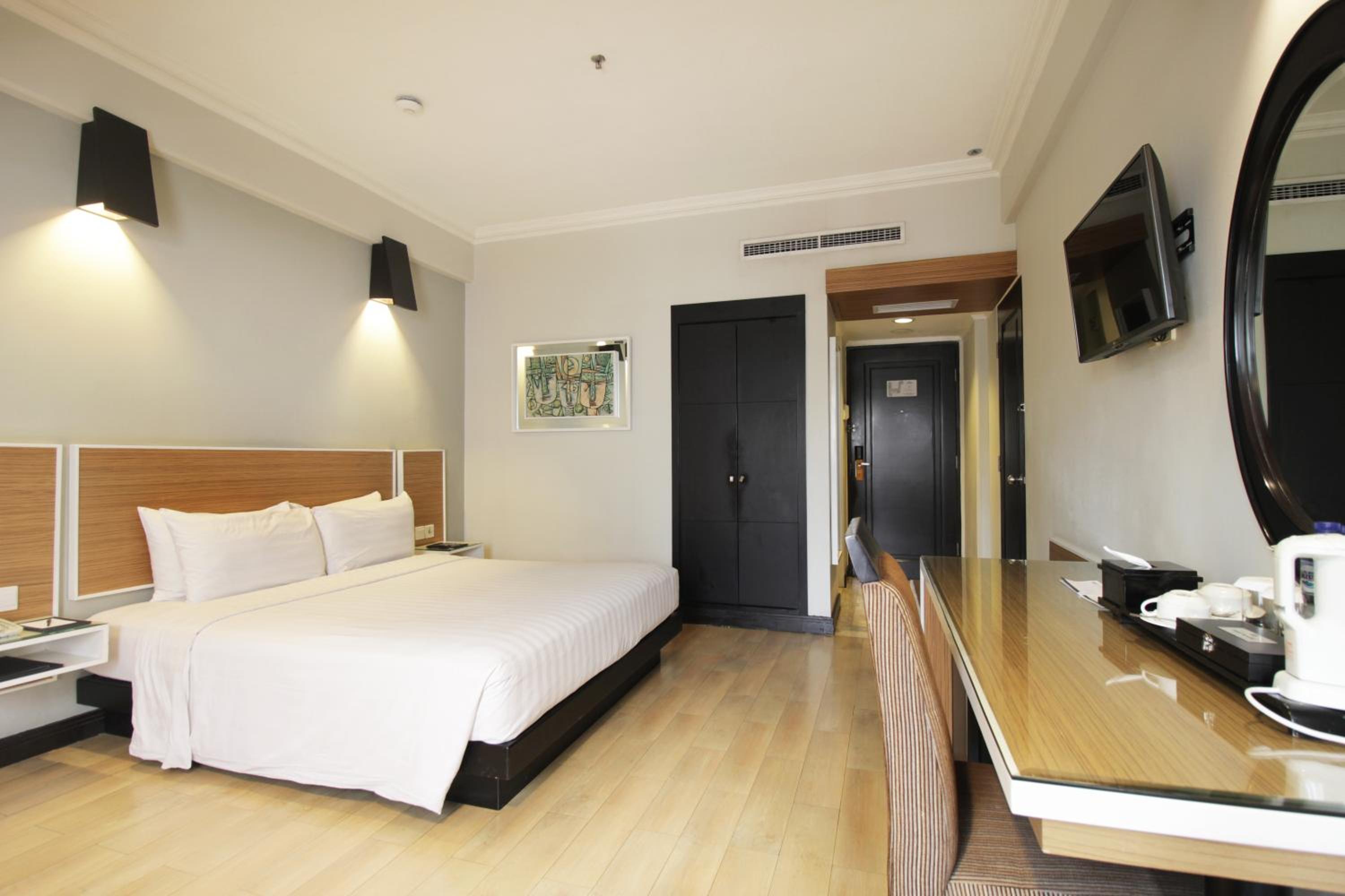 Deluxe King Room - Photo 3