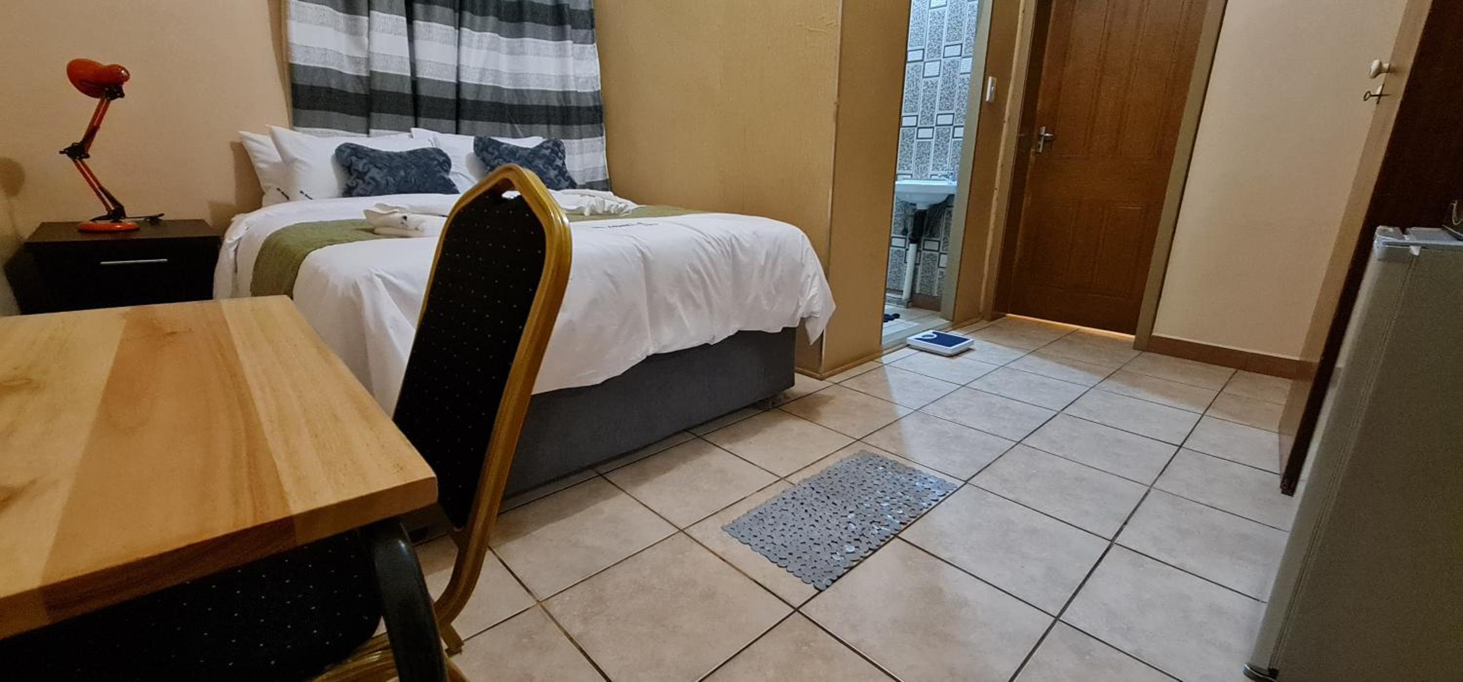 Double or Twin Room with Private Bathroom - Photo 10