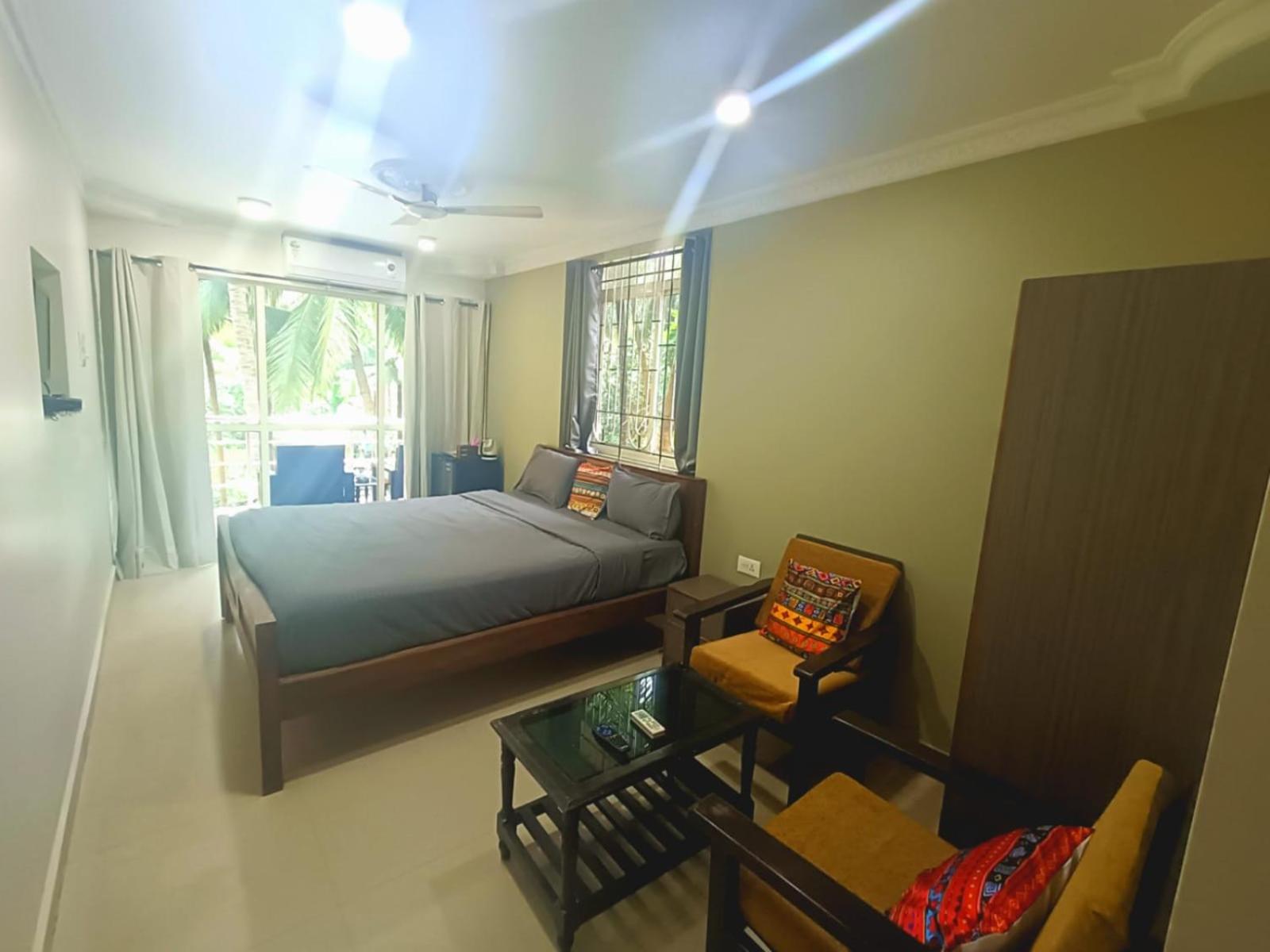 Deluxe Double Room with Balcony - Photo 4