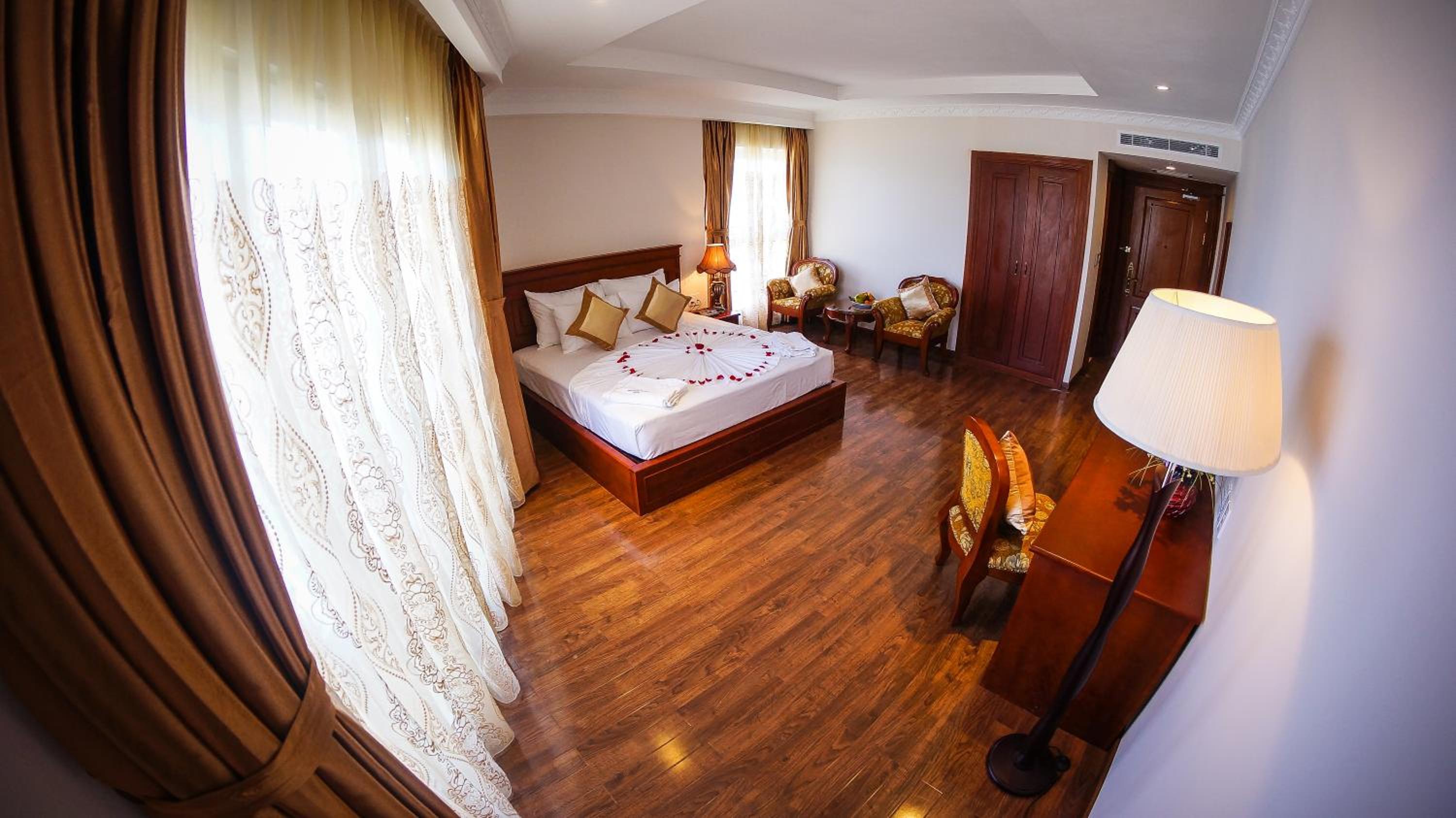 Deluxe Double or Twin Room with Sea View thumbnail 5