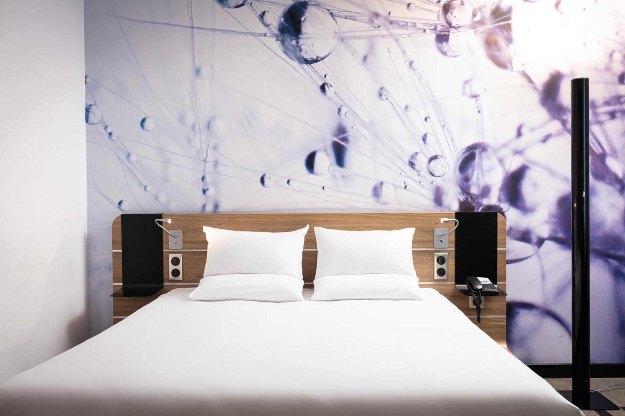 Bed & Sleeping Area