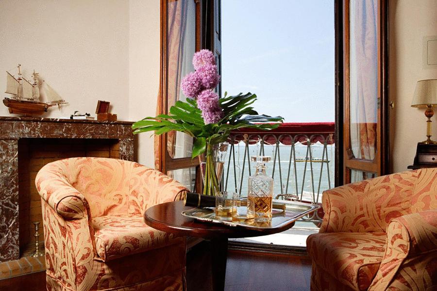 Junior Suite with Lagoon View photo 1