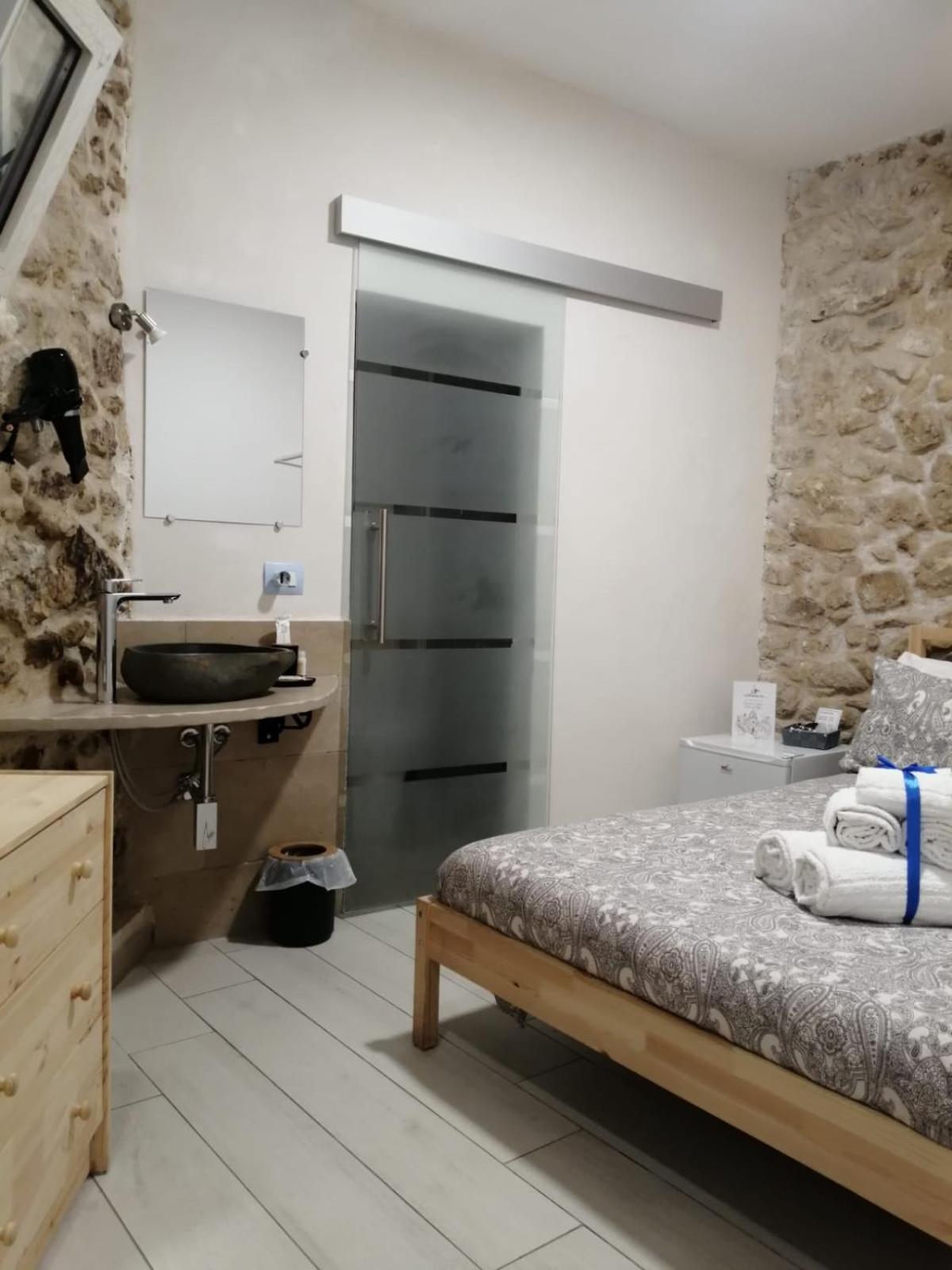 Small Double Room - Photo 7