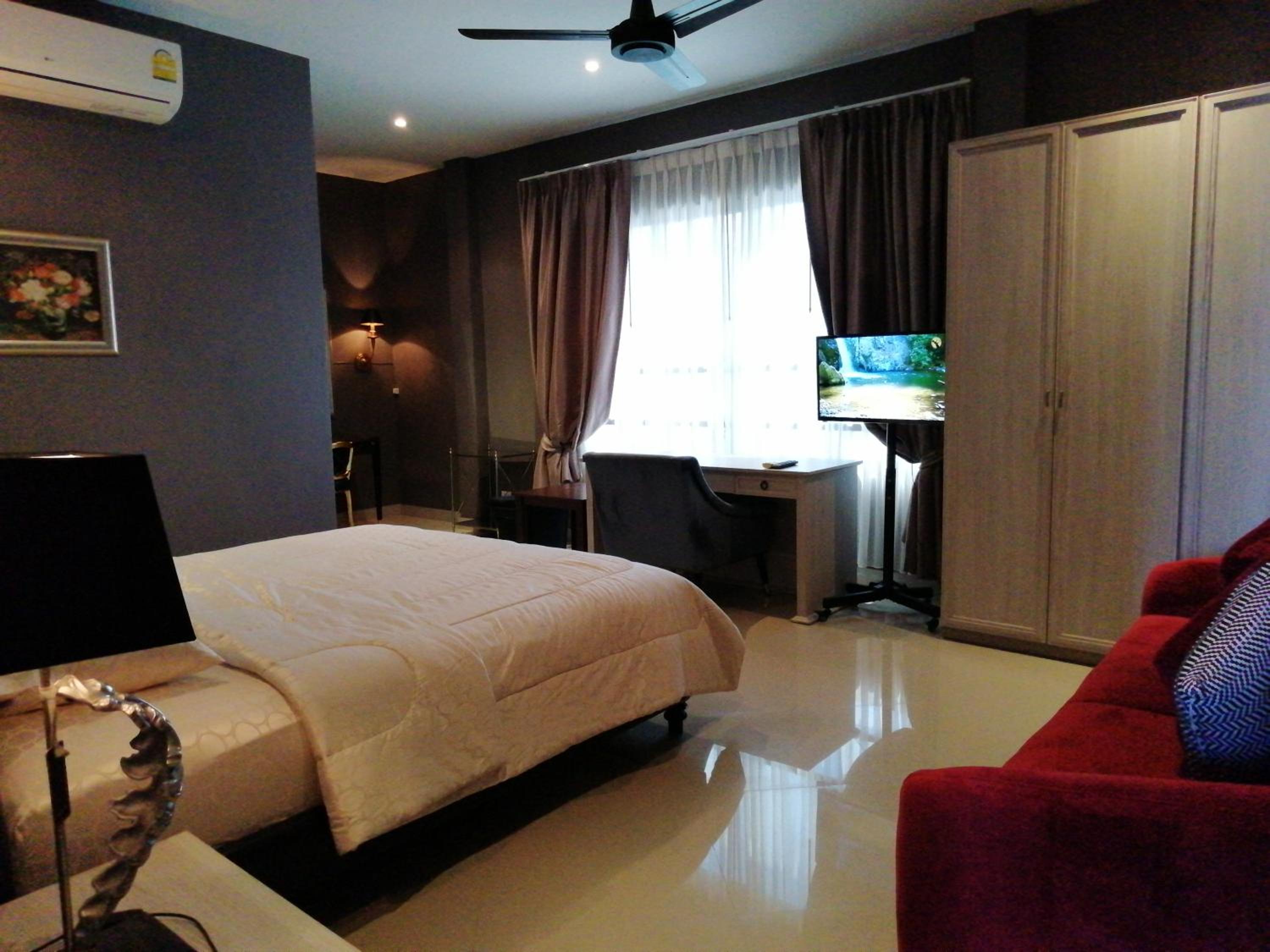 Classic Two-Bedroom Apartment with Sea View photo 3