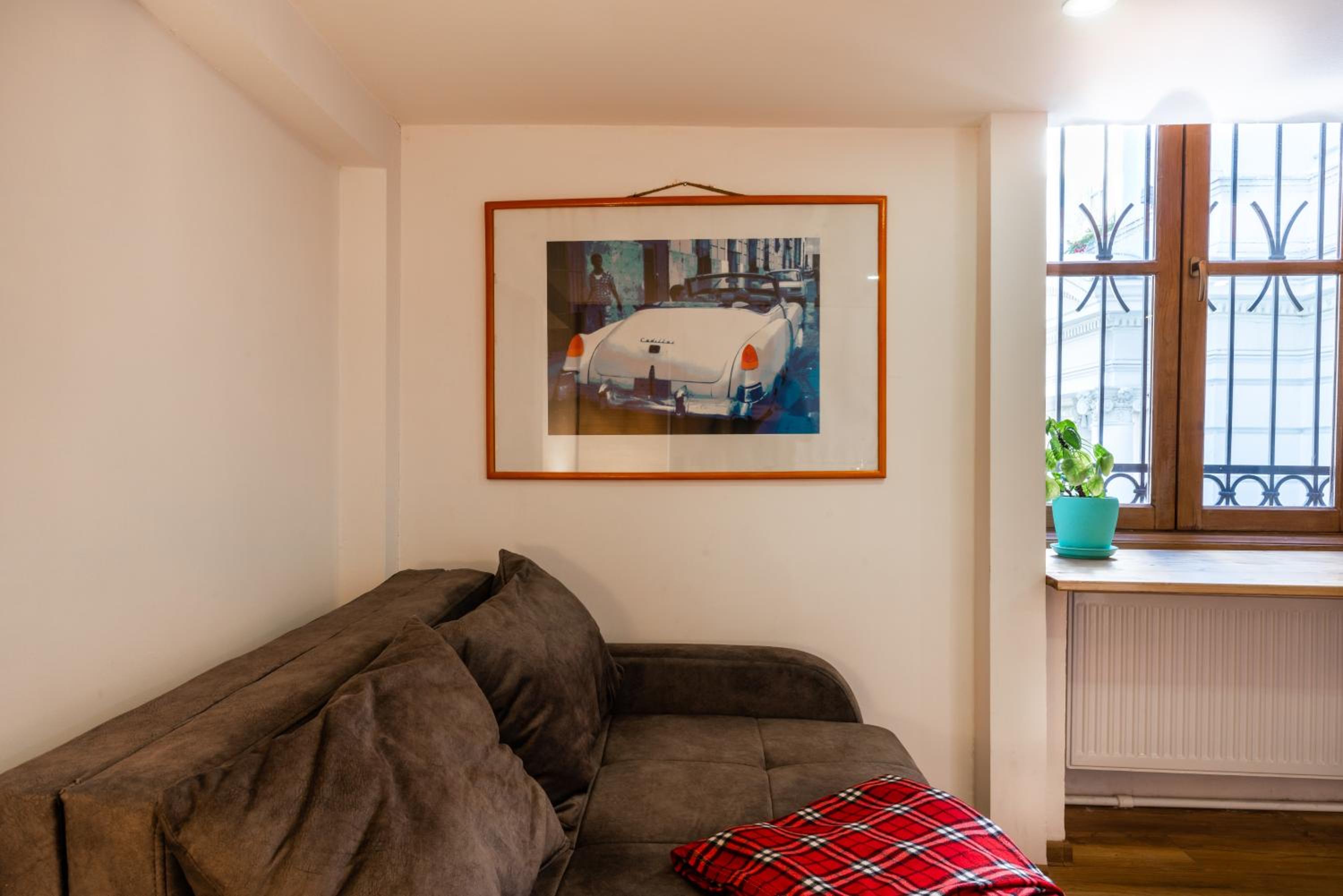 One-Bedroom Apartment - Photo 12