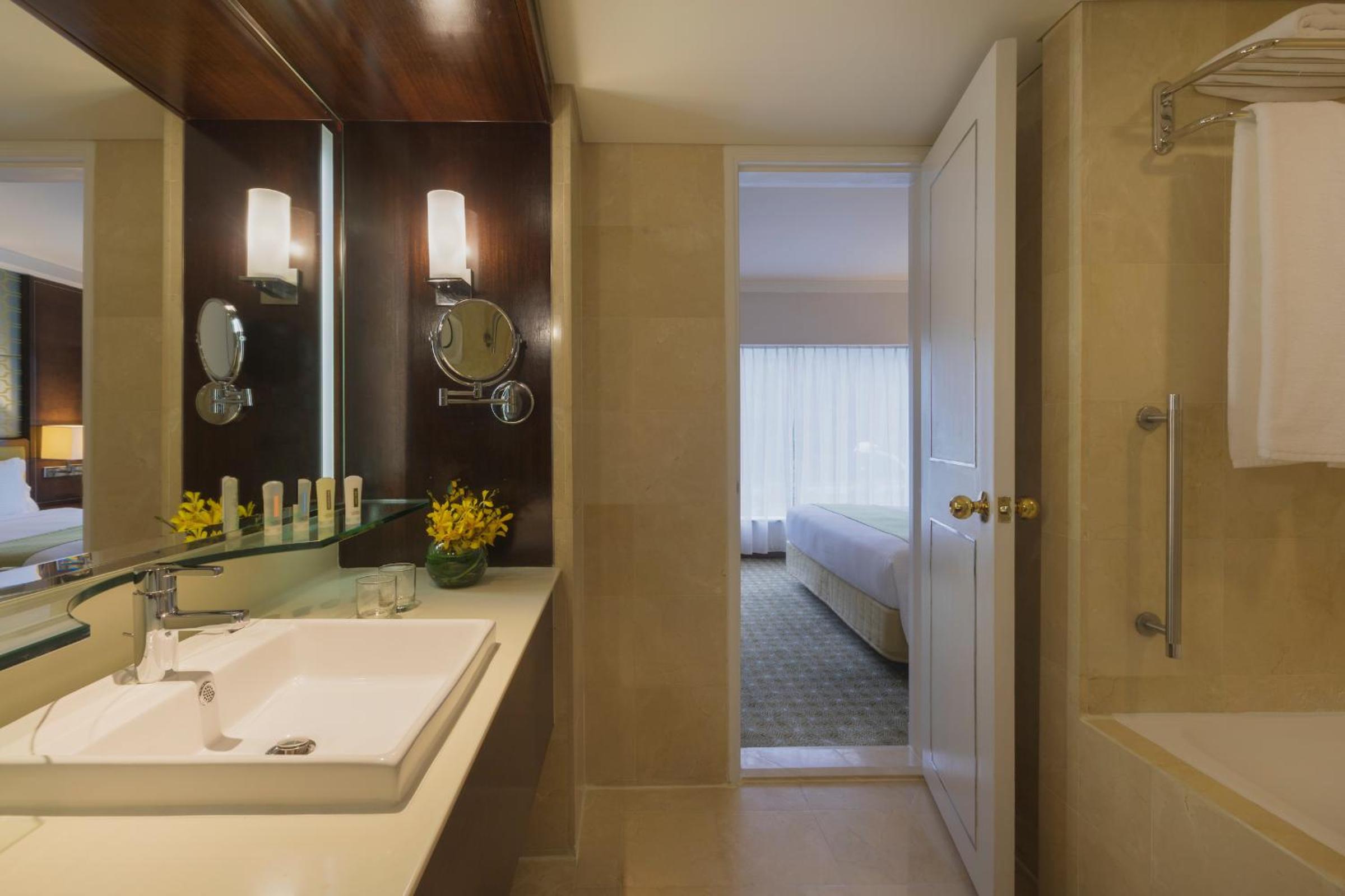 One-Bedroom King Suite thumbnail 6