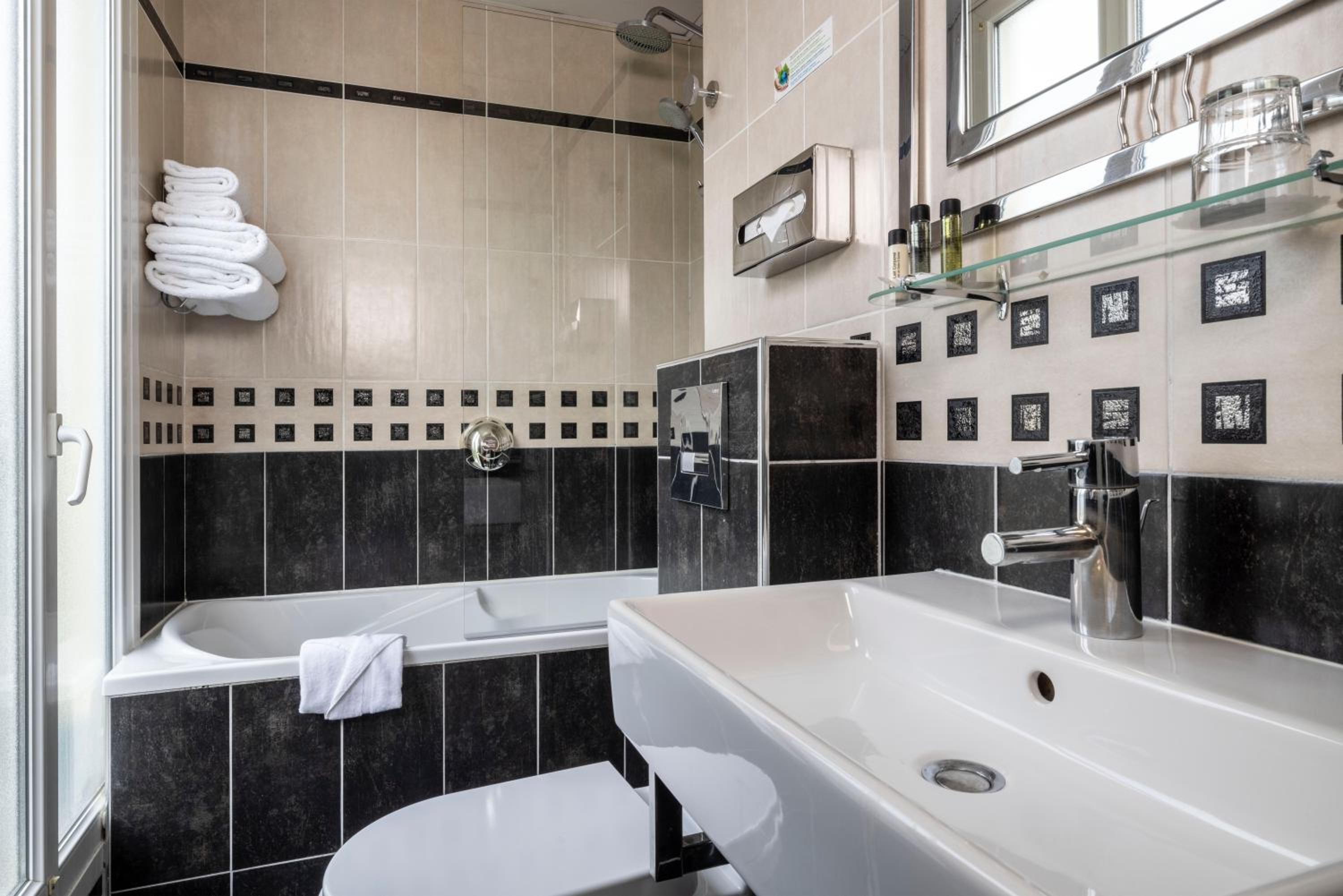 Superior Double Room with Balcony photo 2