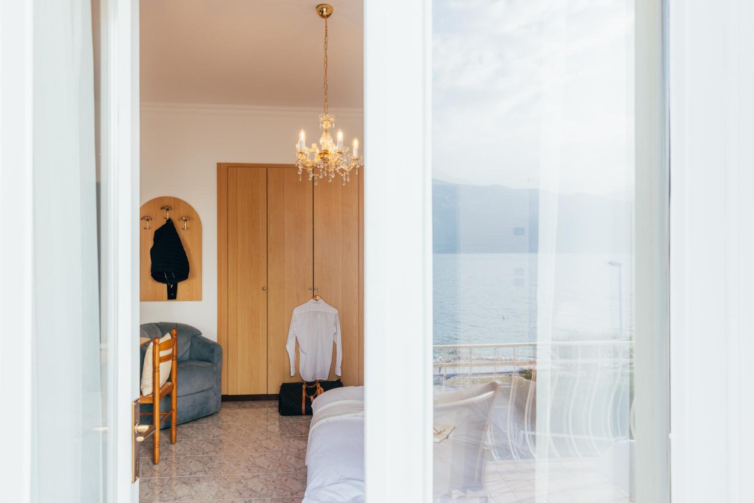 Double Room with Lake View - Photo 8