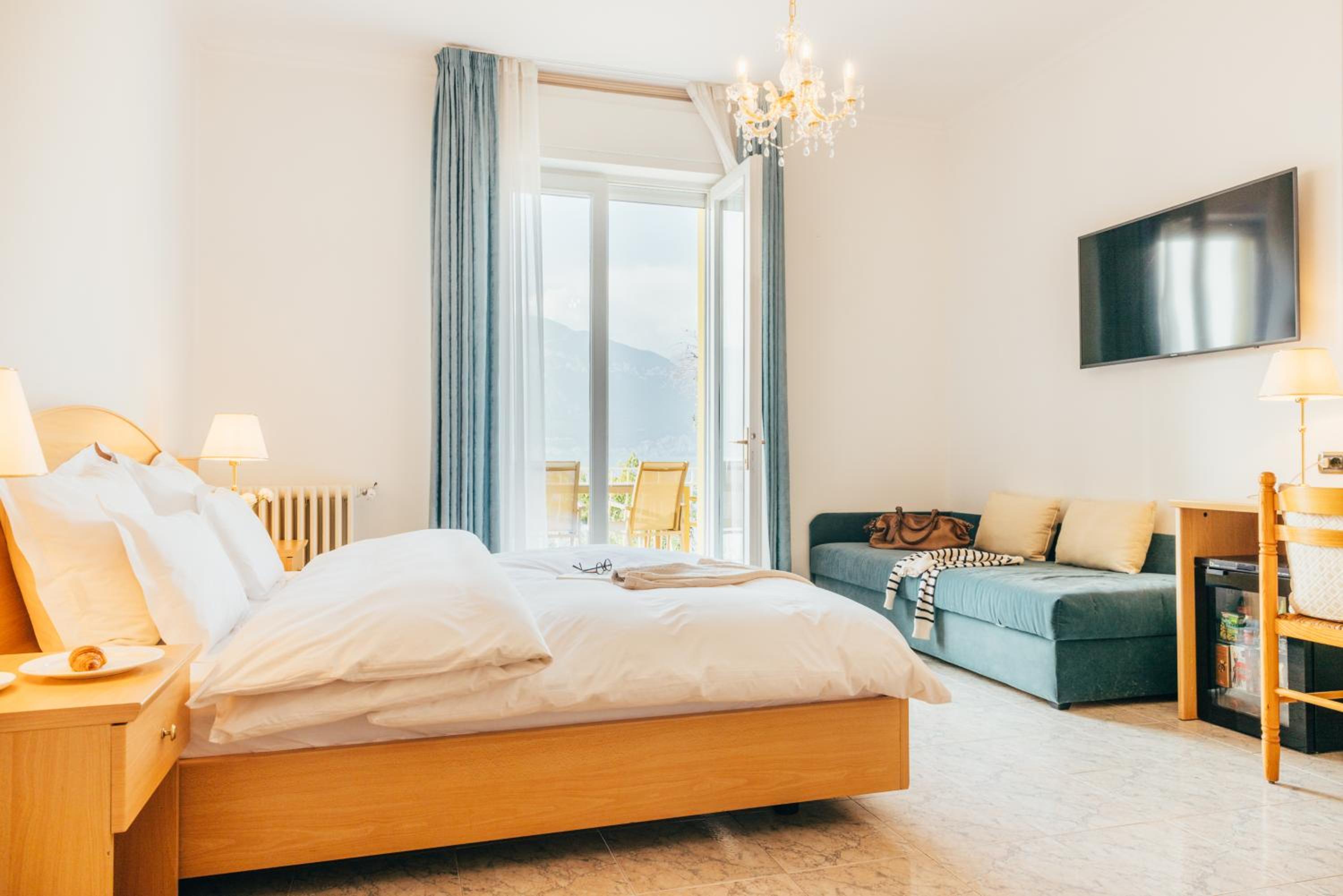 Double Room with Lake View - Photo 5