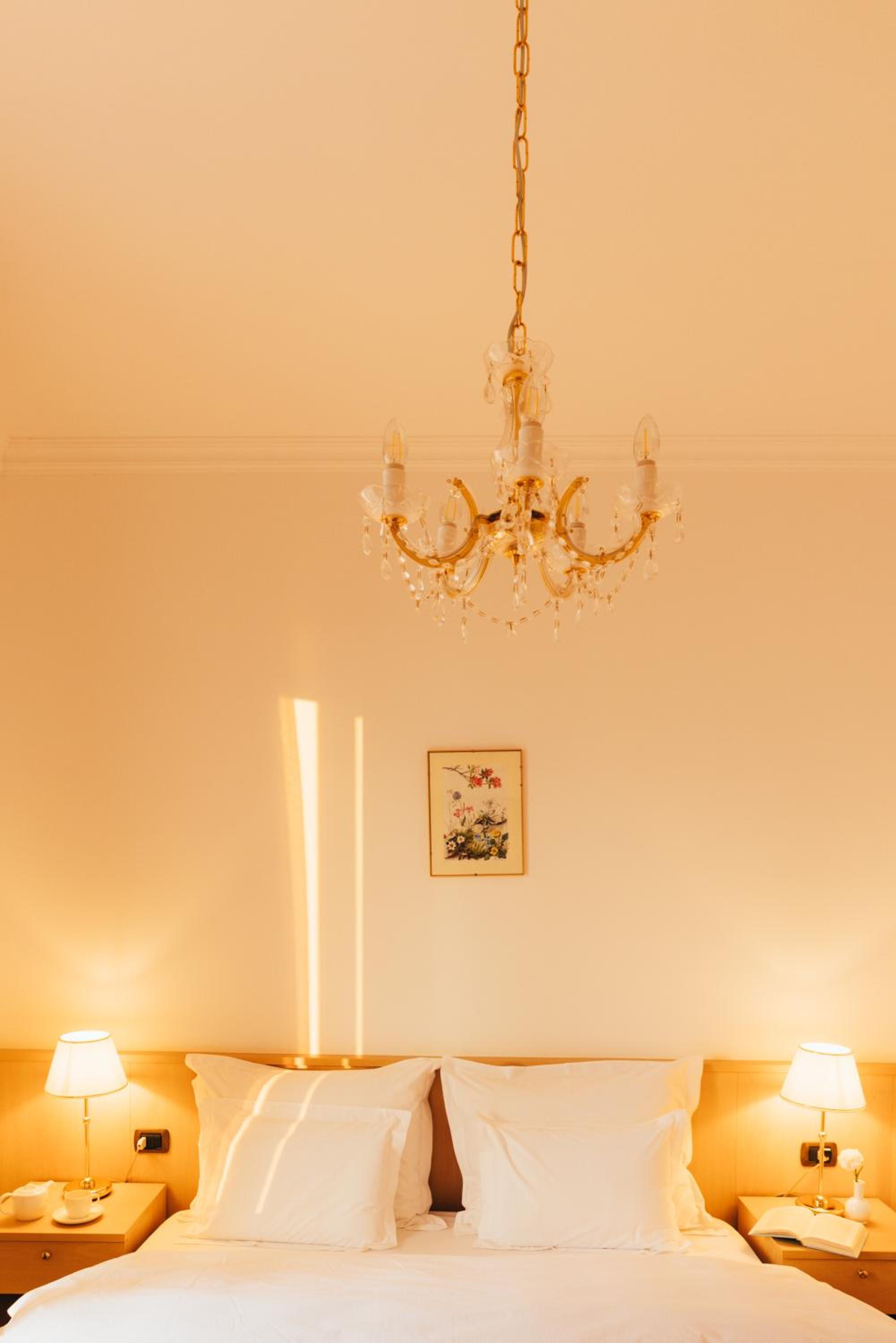 Double Room with Lake View - Photo 9
