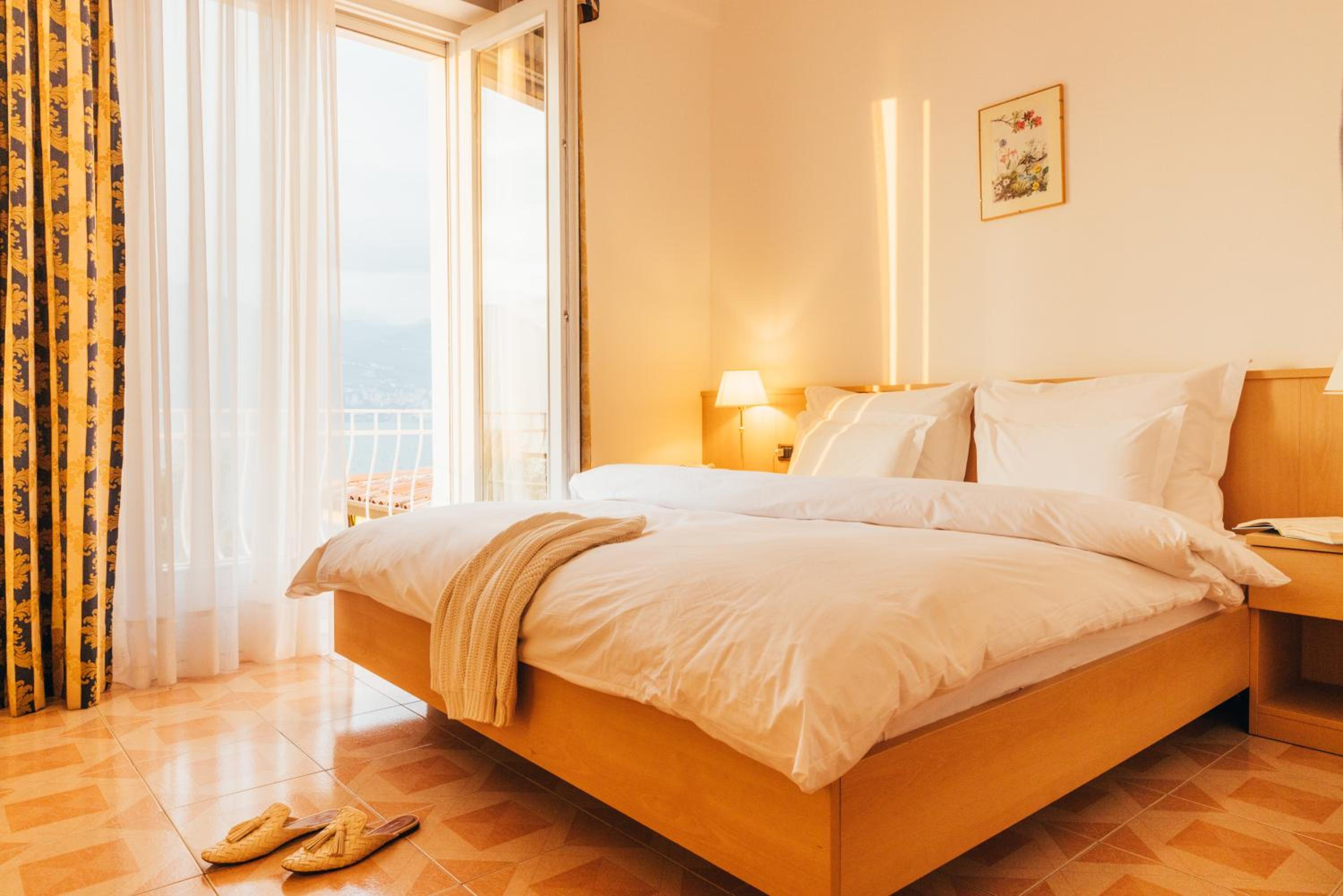 Double Room with Lake View - Photo 2