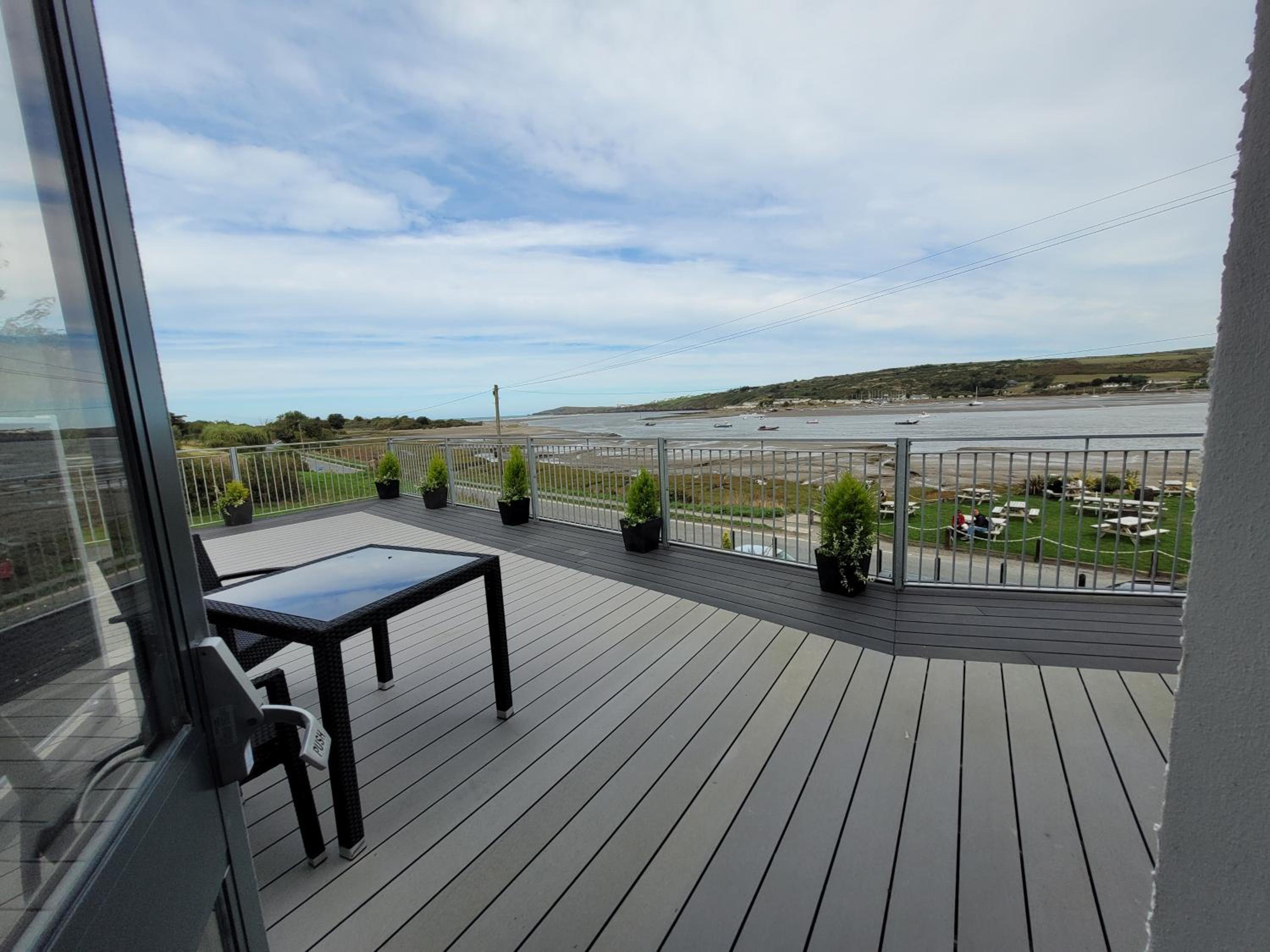 Deluxe Double Room with Balcony and Sea View - Photo 17
