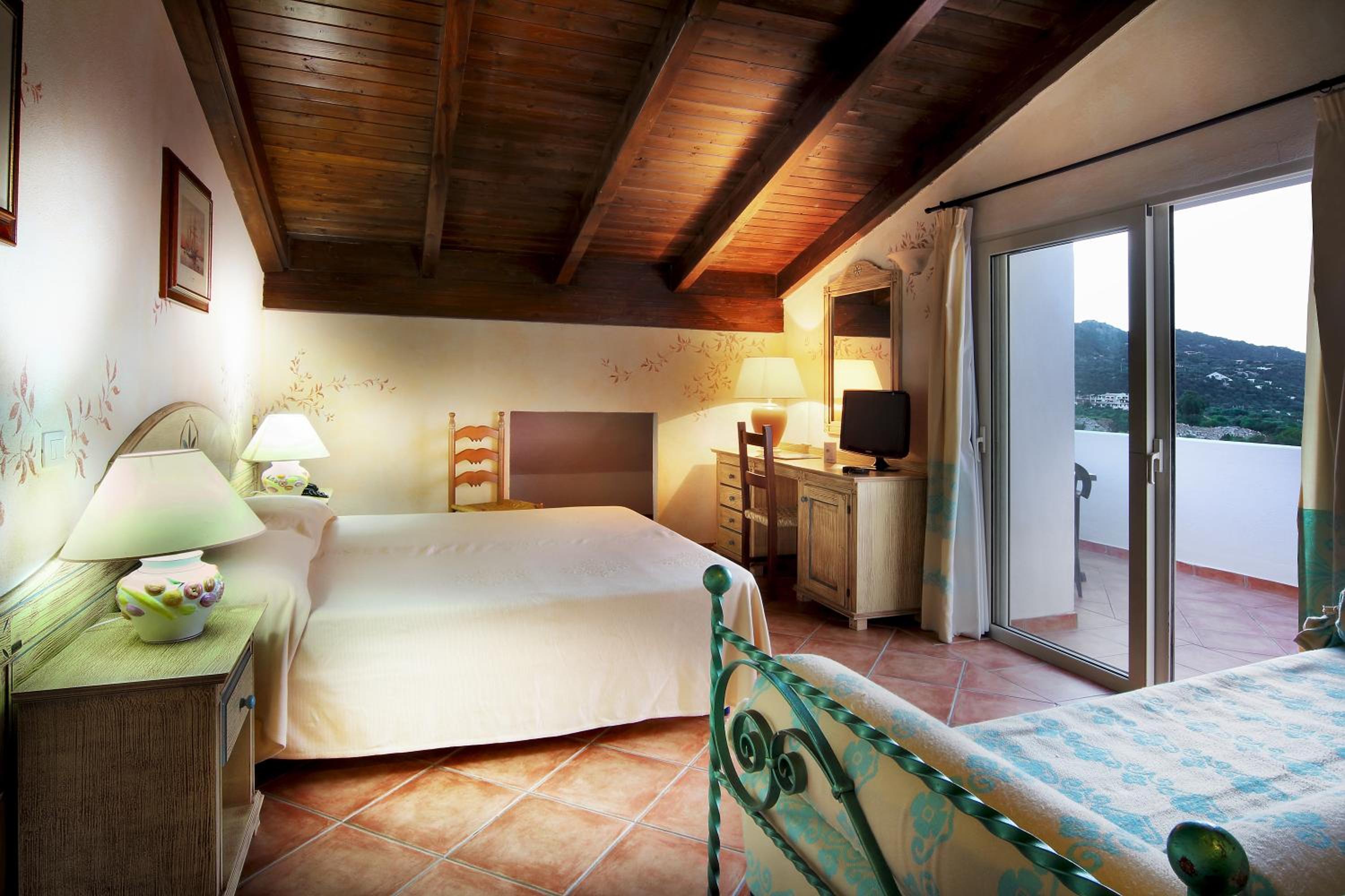 Double or Twin Room with Sea View and Balcony - Photo 8