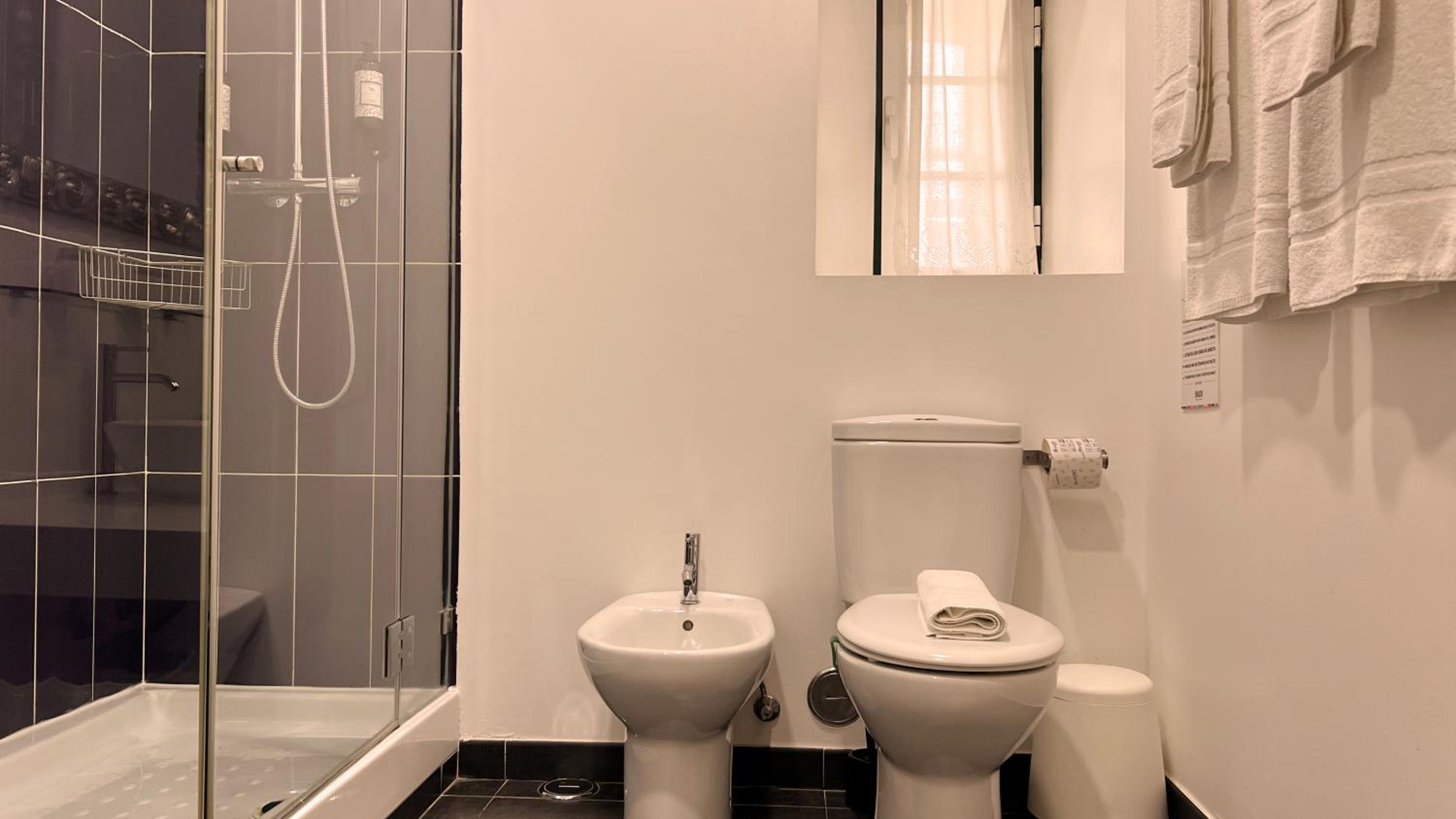 Double Room - Photo 6