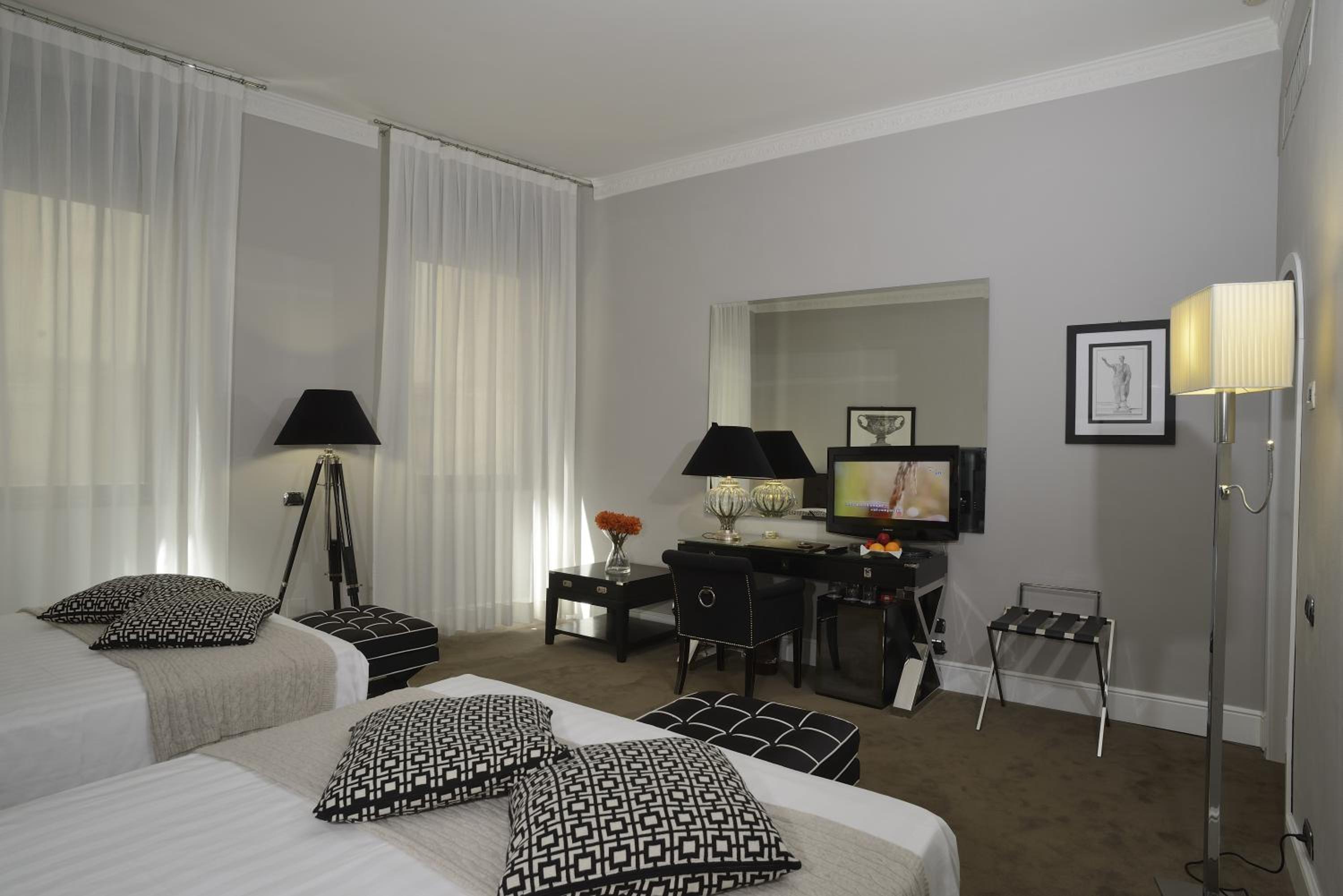 Classic Quadruple Room thumbnail 6