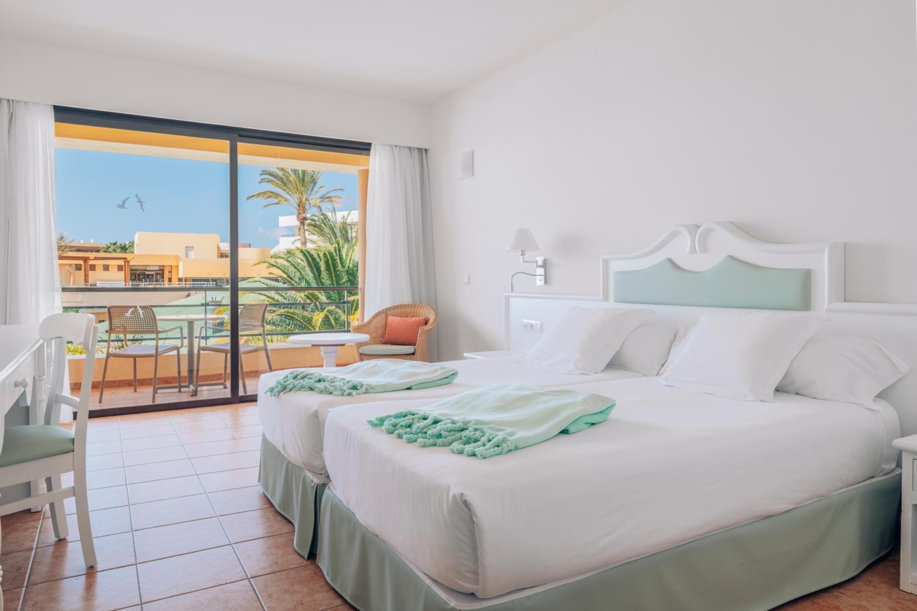 Habitación Doble con Vista Parcial al Mar