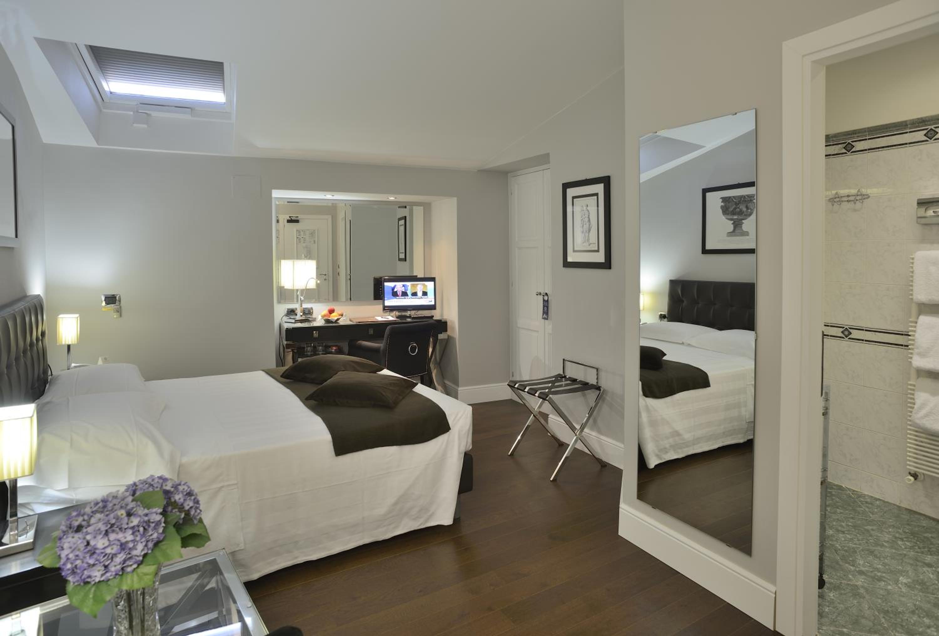 Classic Double or Twin Room - Photo 10