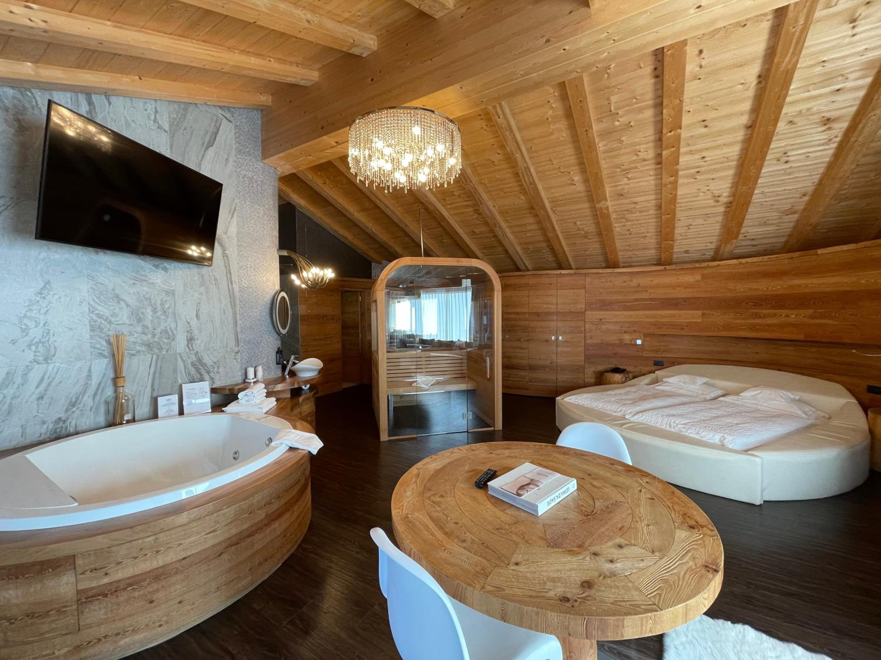 Luxury Suite with Spa Bath photo 3