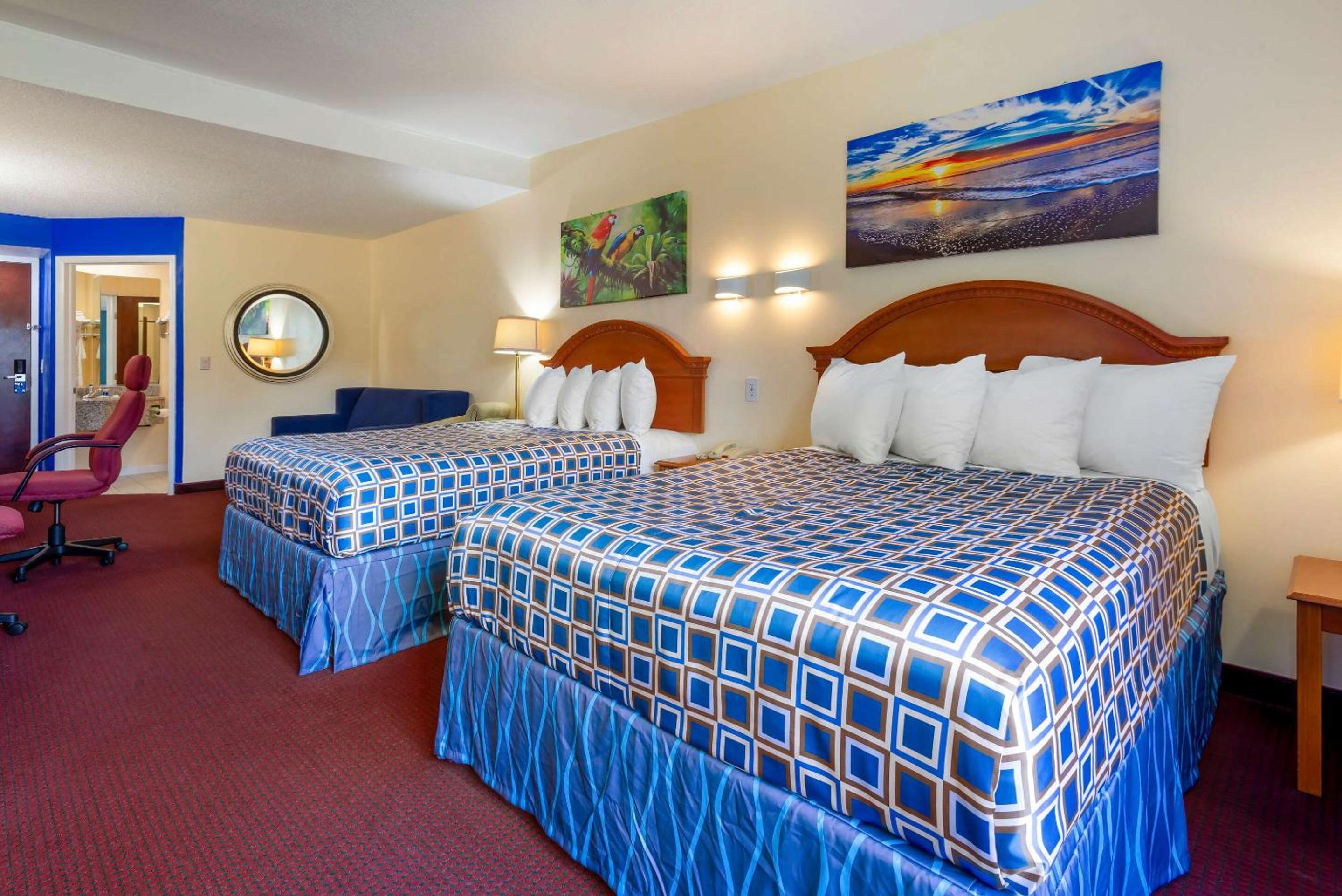 Queen Suite with Two Queen Beds - Non-Smoking photo 3