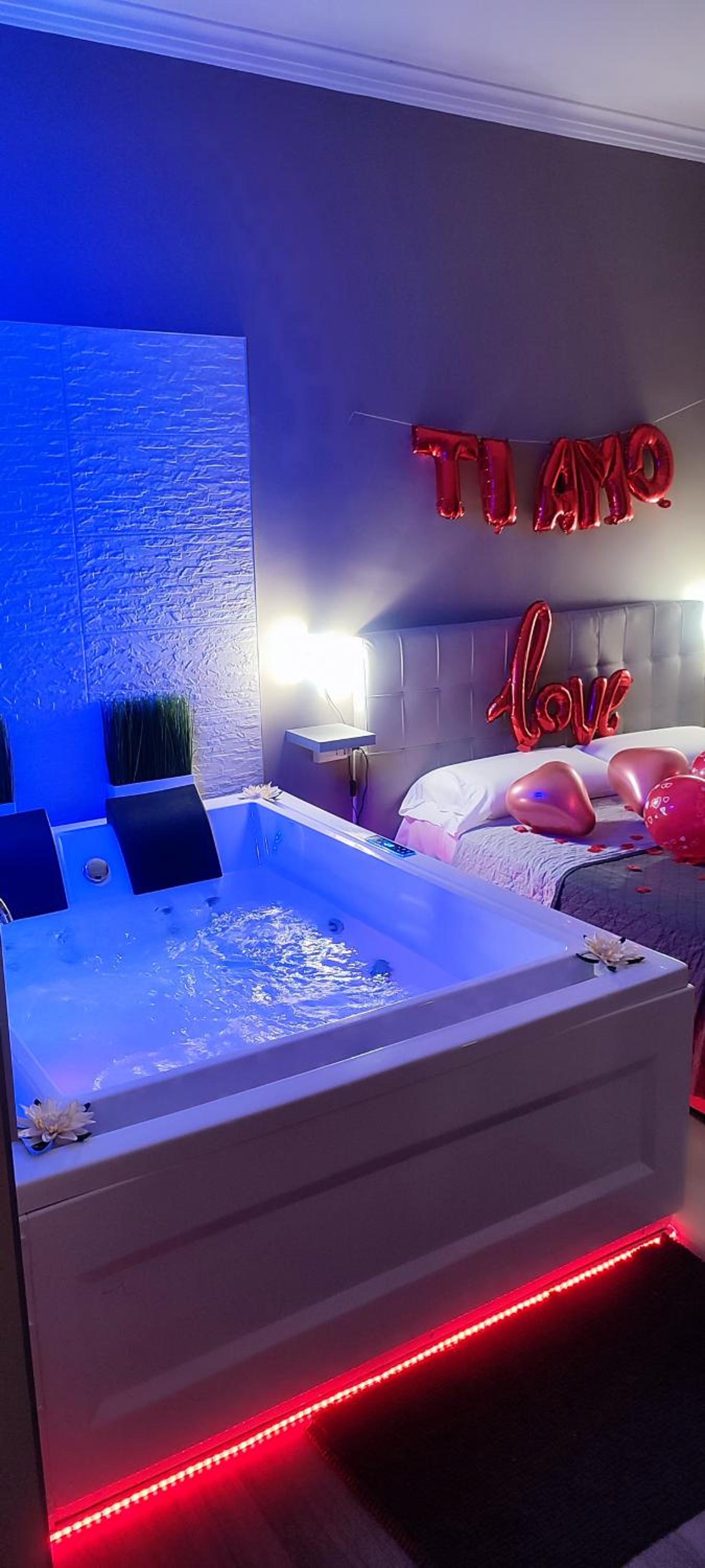 King Suite with Spa Bath - Photo 27