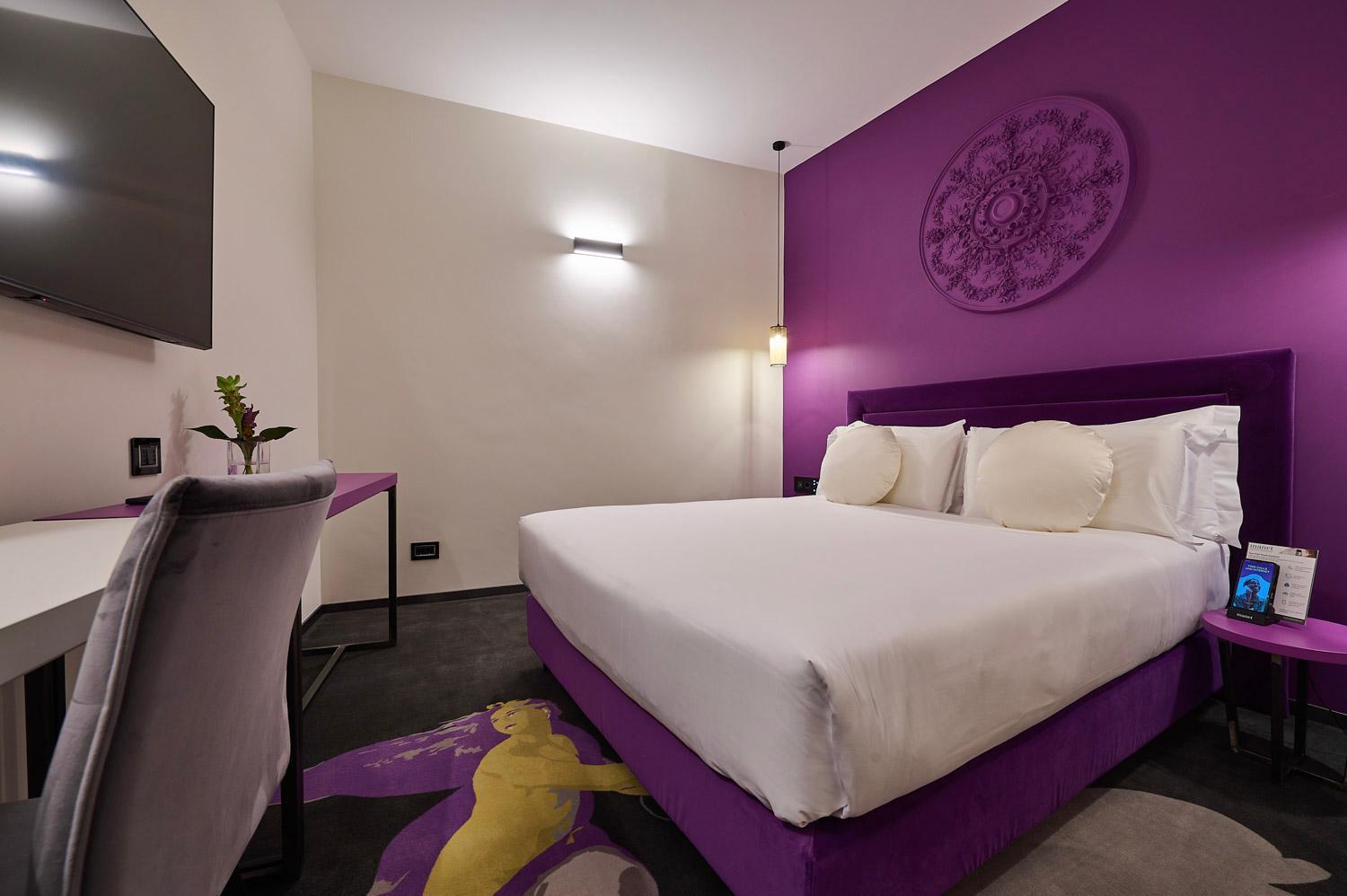 Deluxe Room thumbnail 6