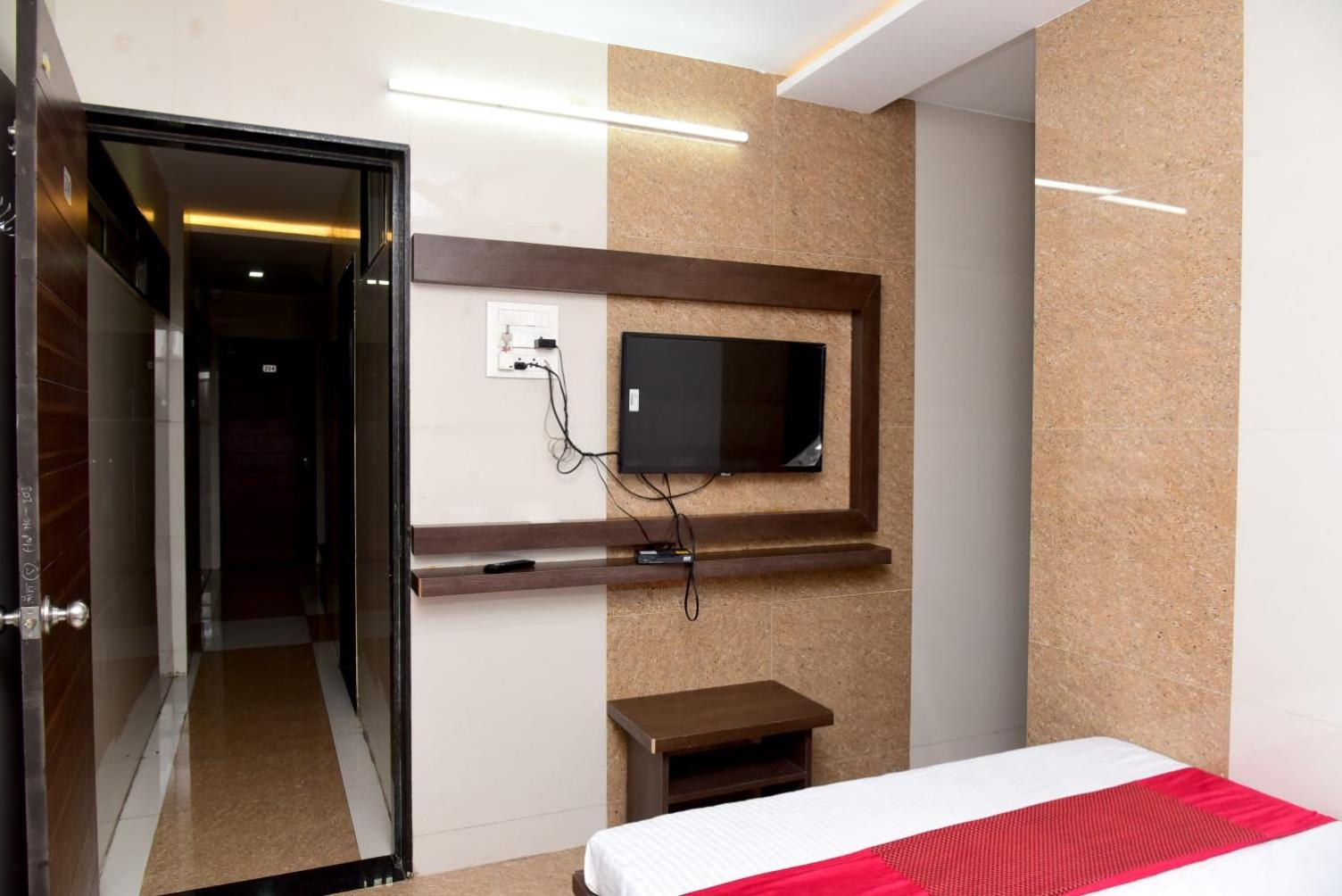 Deluxe Room - Photo 9