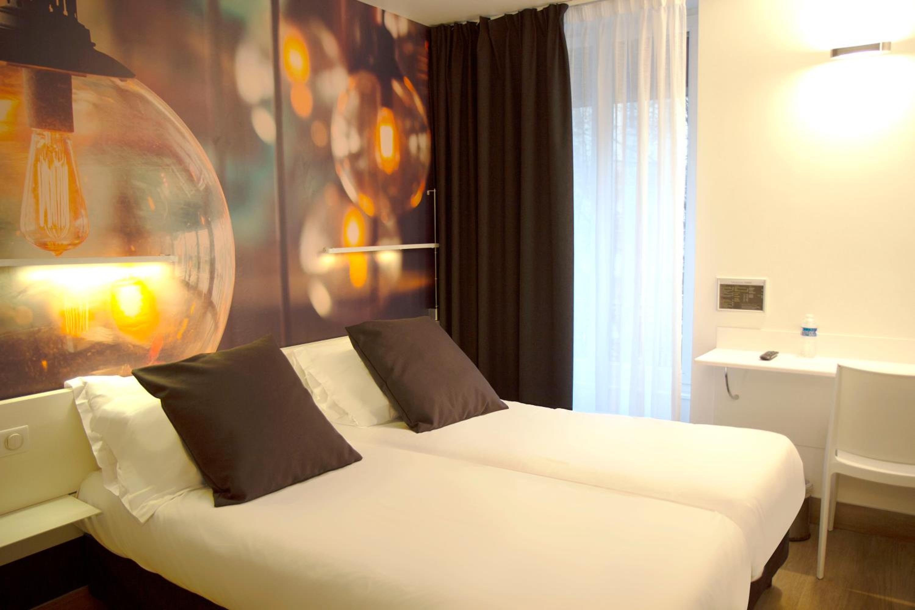 Classic Twin Room thumbnail 5