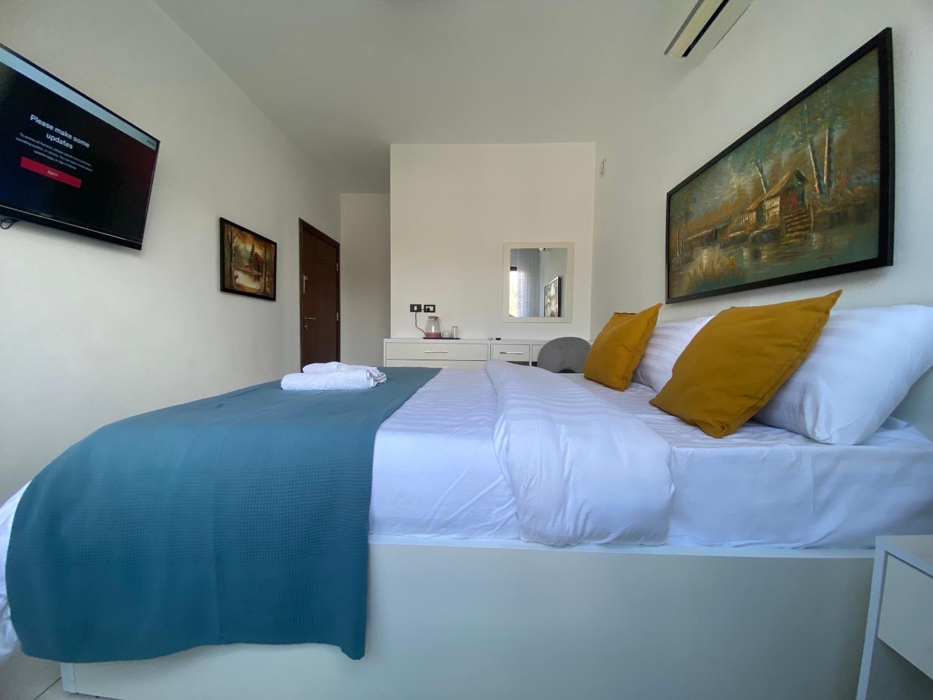 Double Room with Private Bathroom - Photo 27