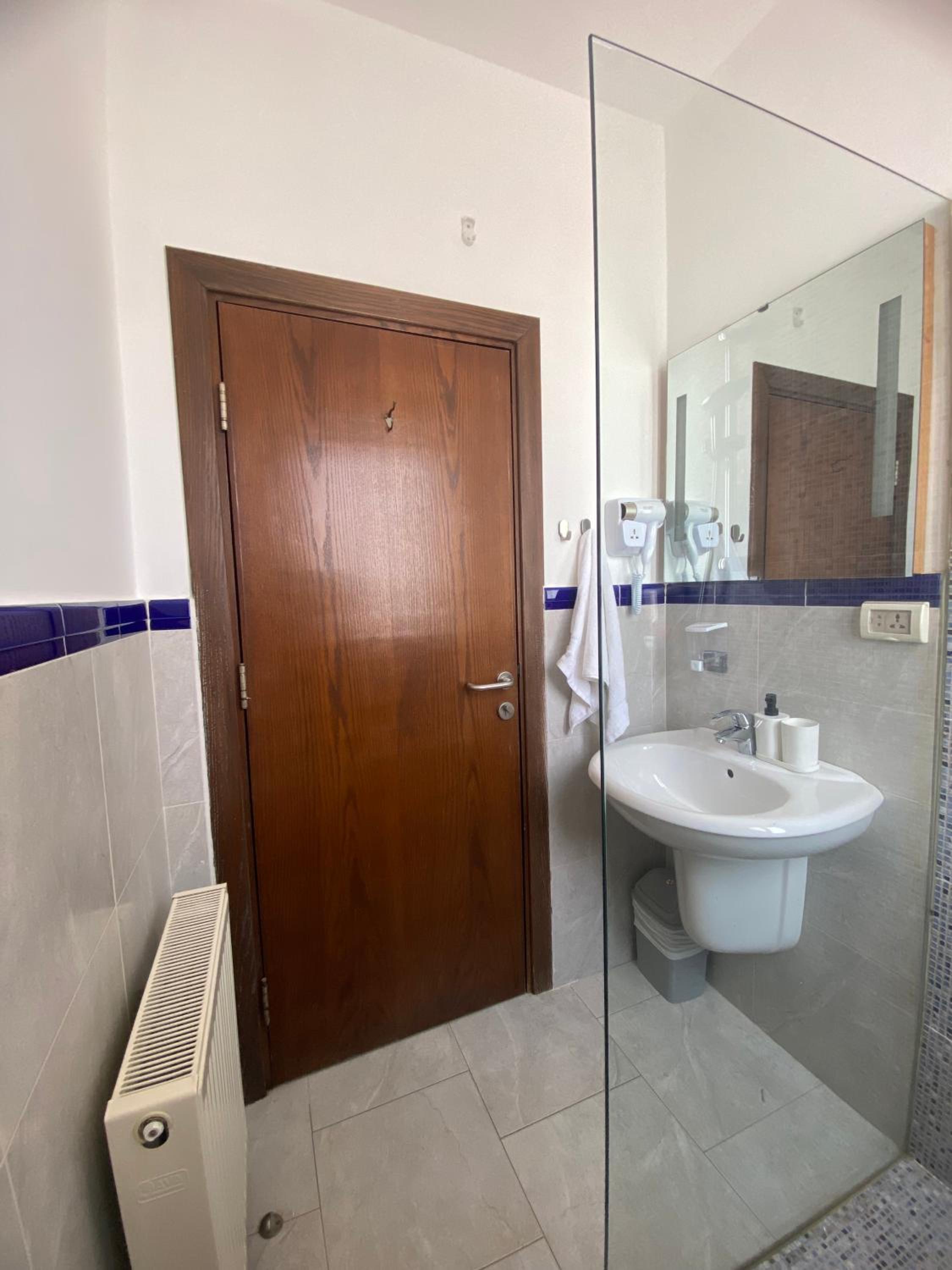 Double Room with Private Bathroom - Photo 17