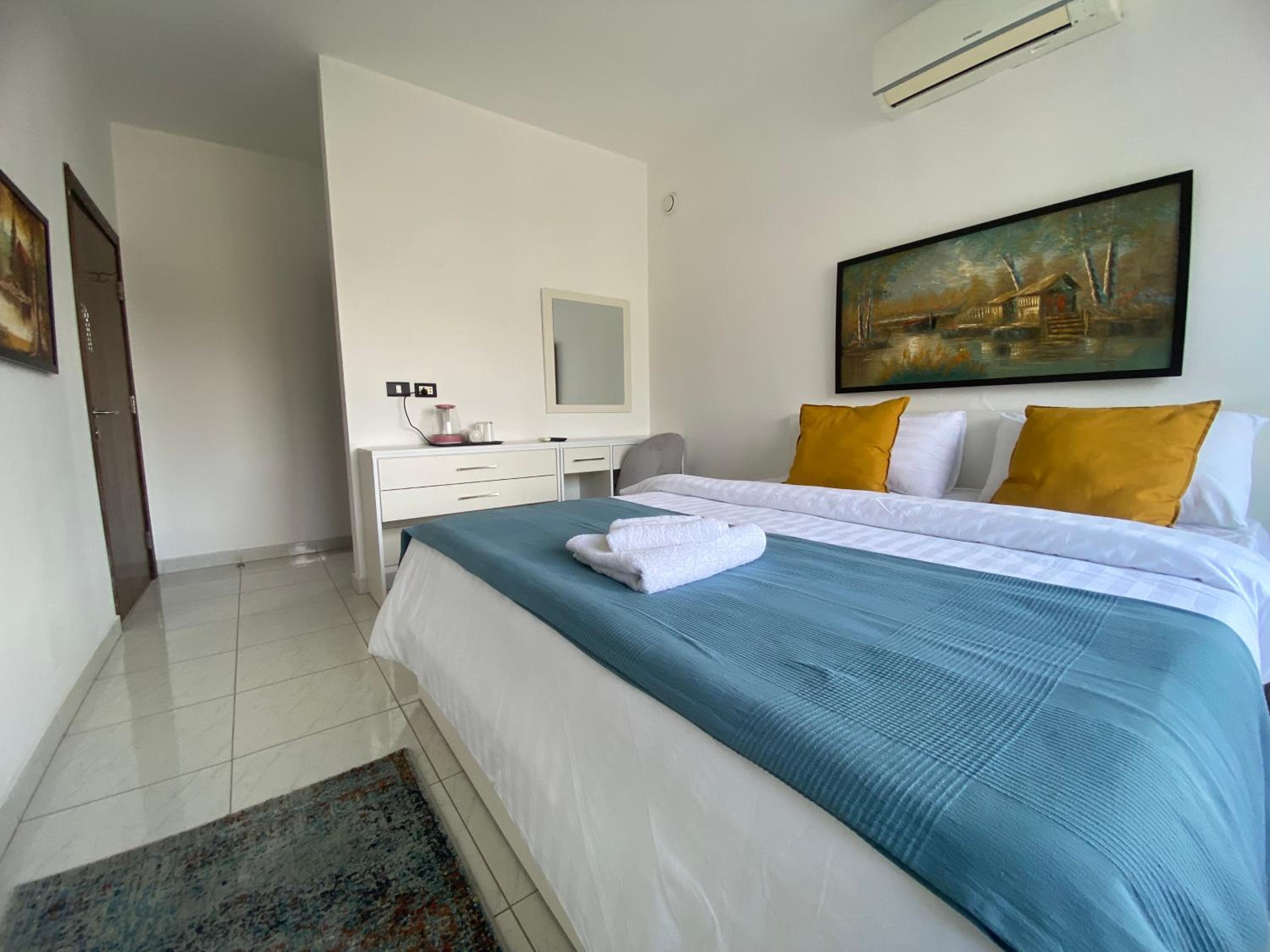 Double Room with Private Bathroom - Photo 14