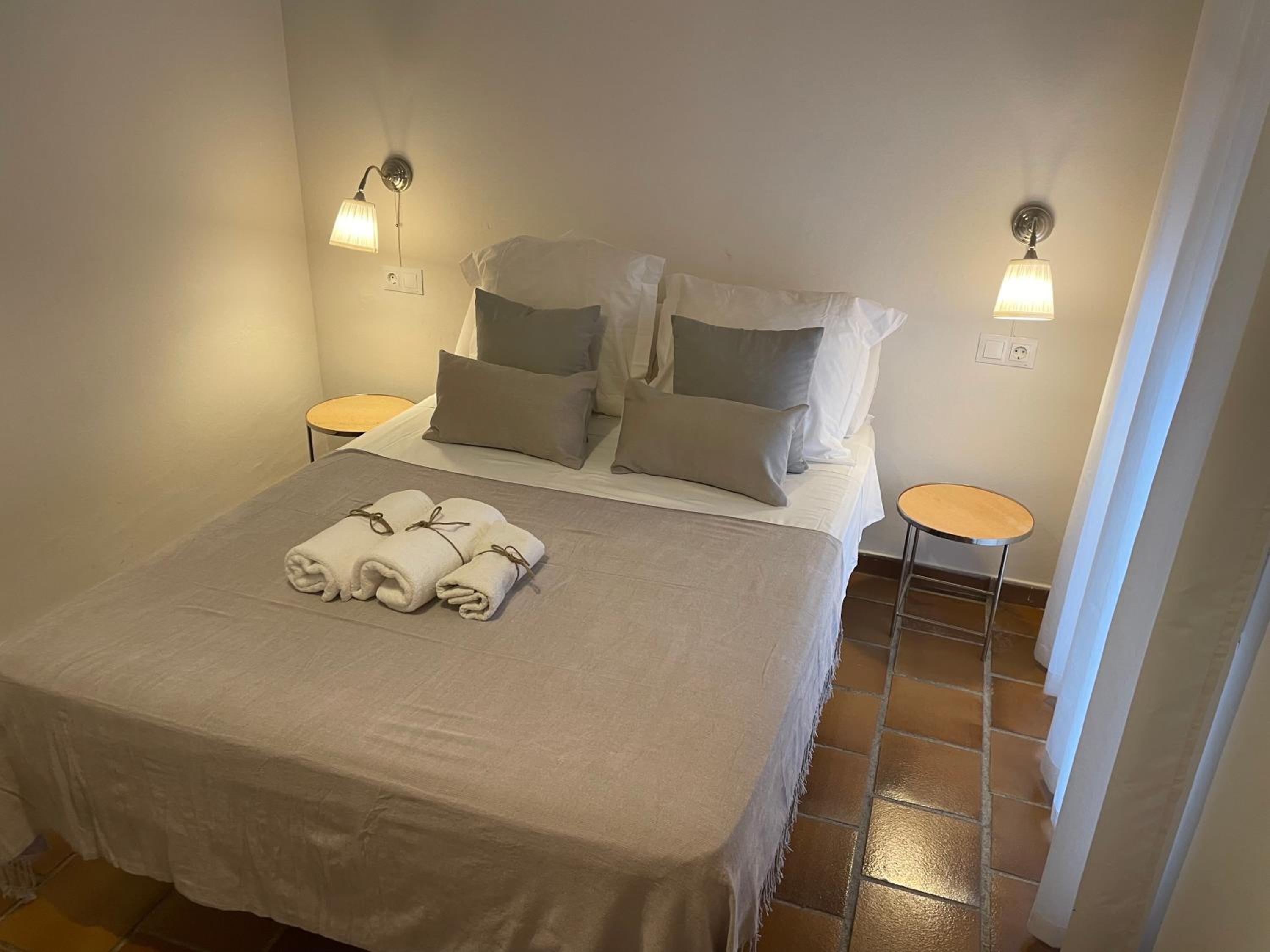 One-Bedroom Apartment - Photo 3
