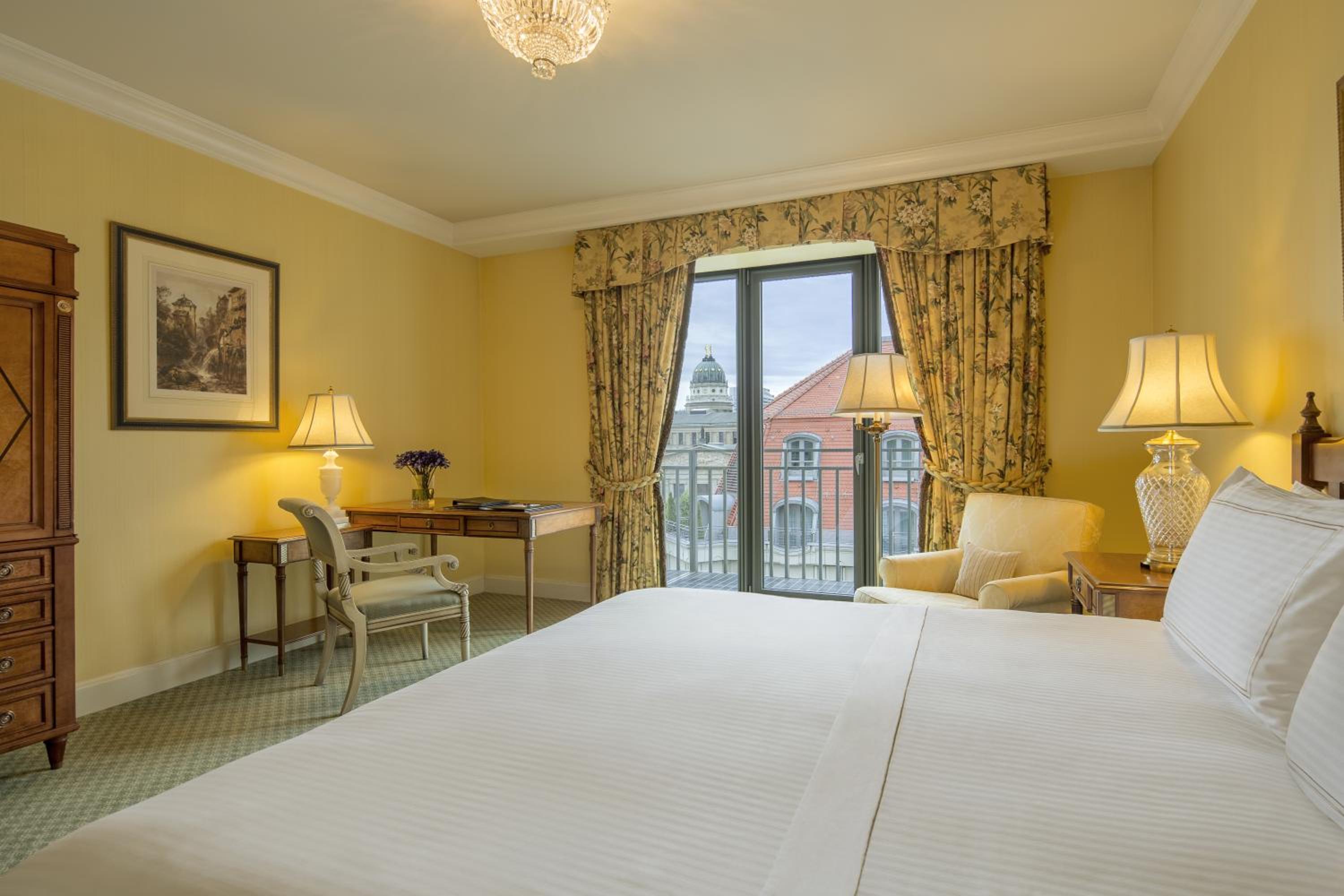 Classic King Room With City View - Smoking photo 1