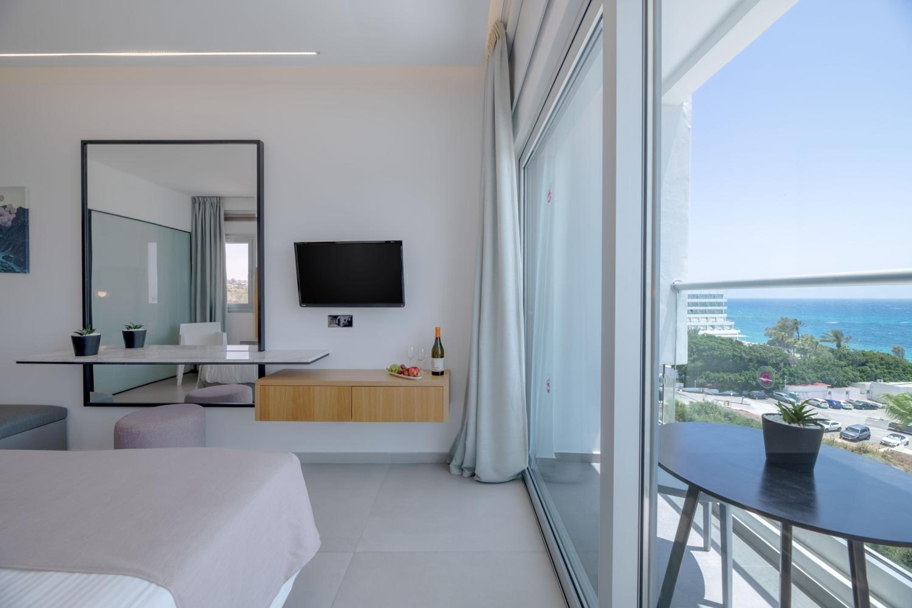 Double/Twin Room with Sea View - Photo 6