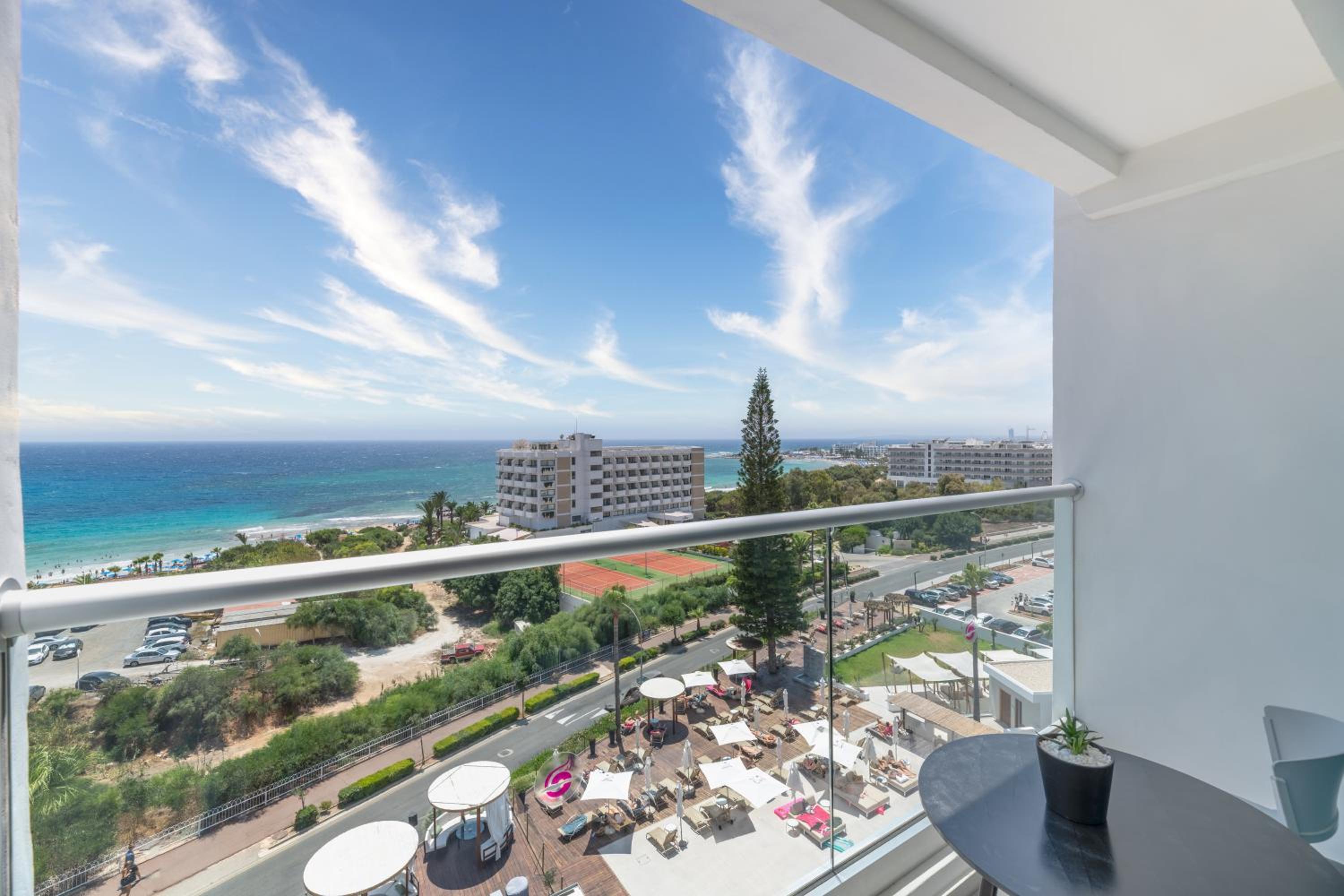 Double/Twin Room with Sea View - Photo 5