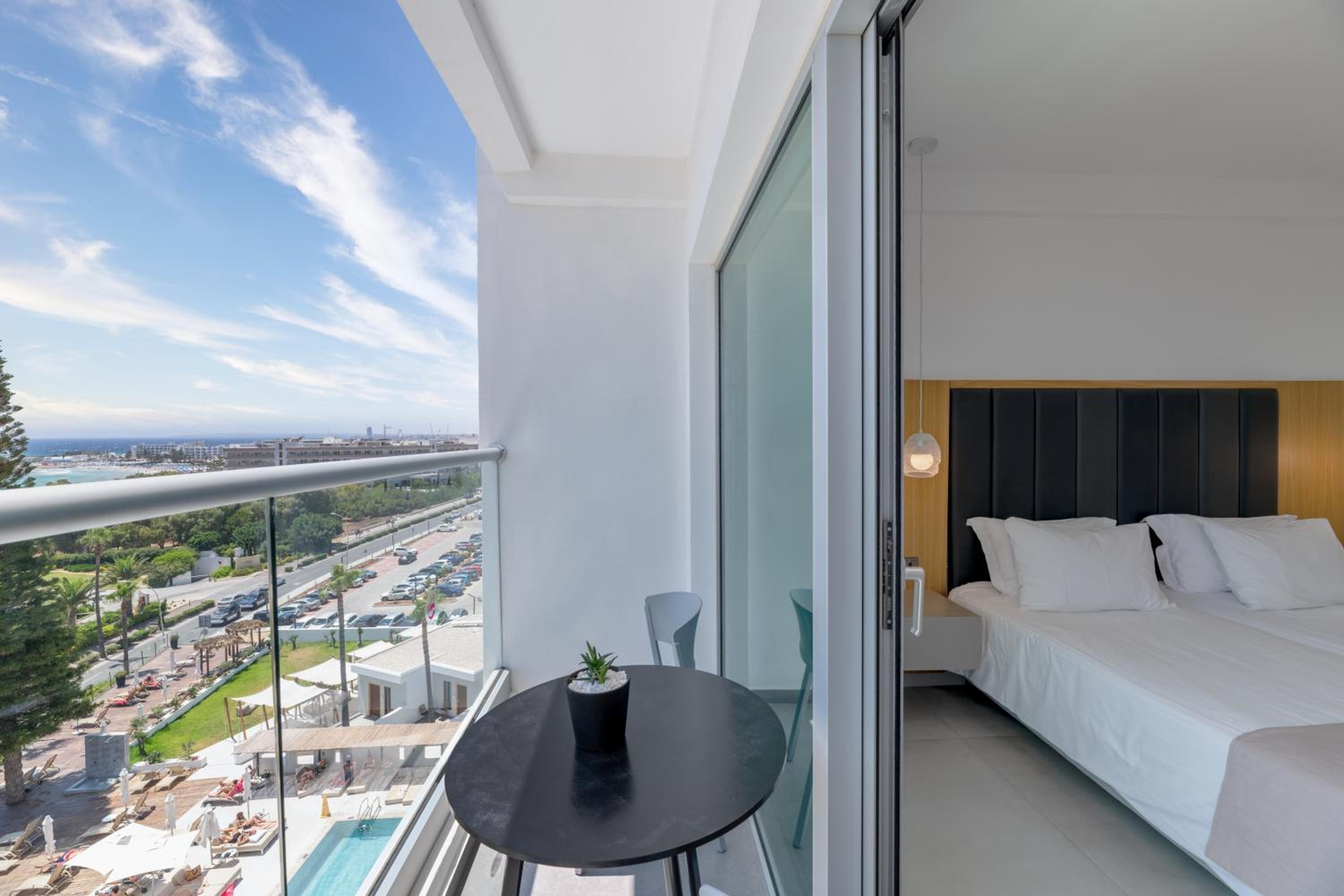 Double/Twin Room with Sea View - Photo 3