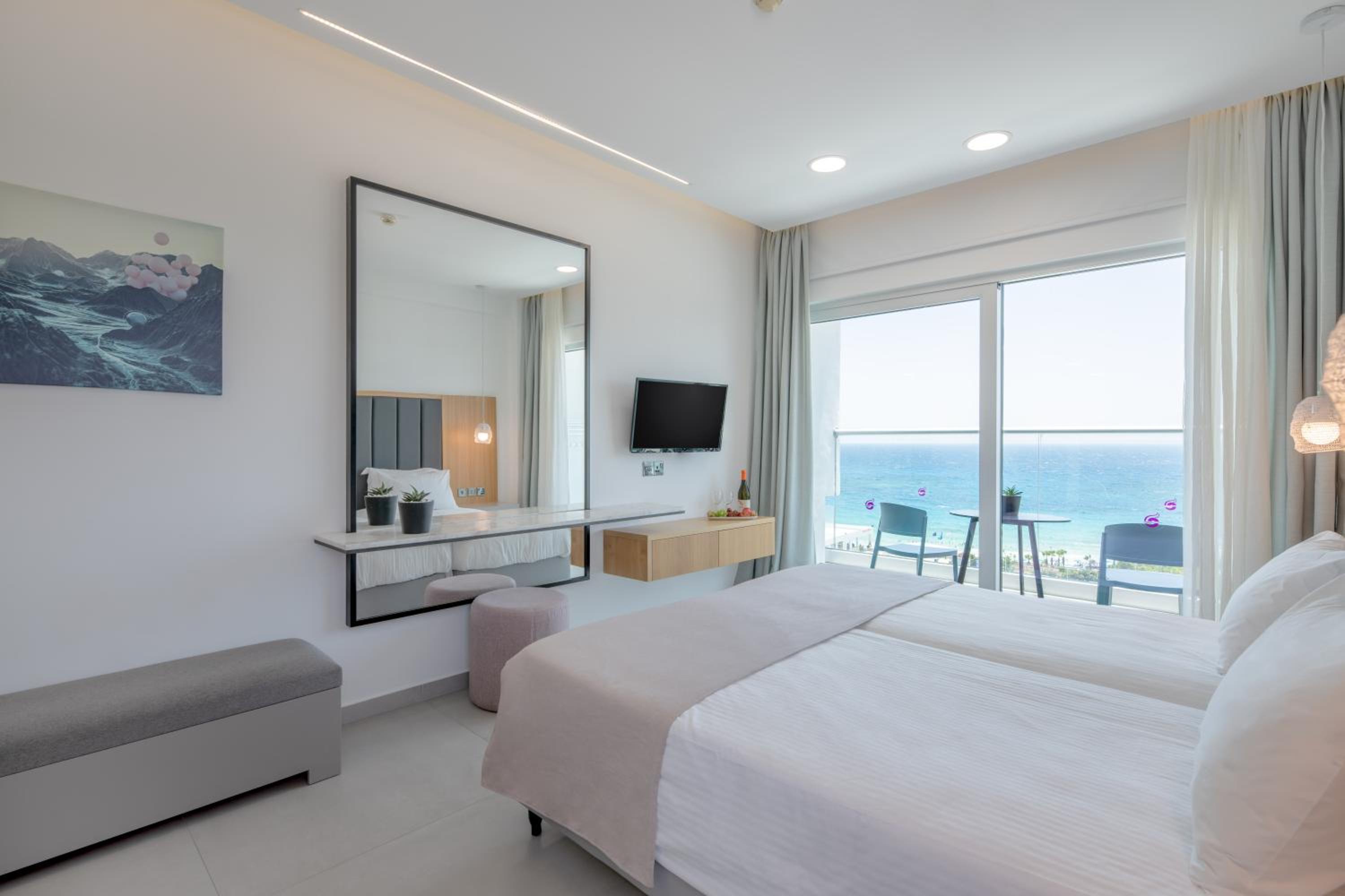 Double/Twin Room with Sea View - Photo 1